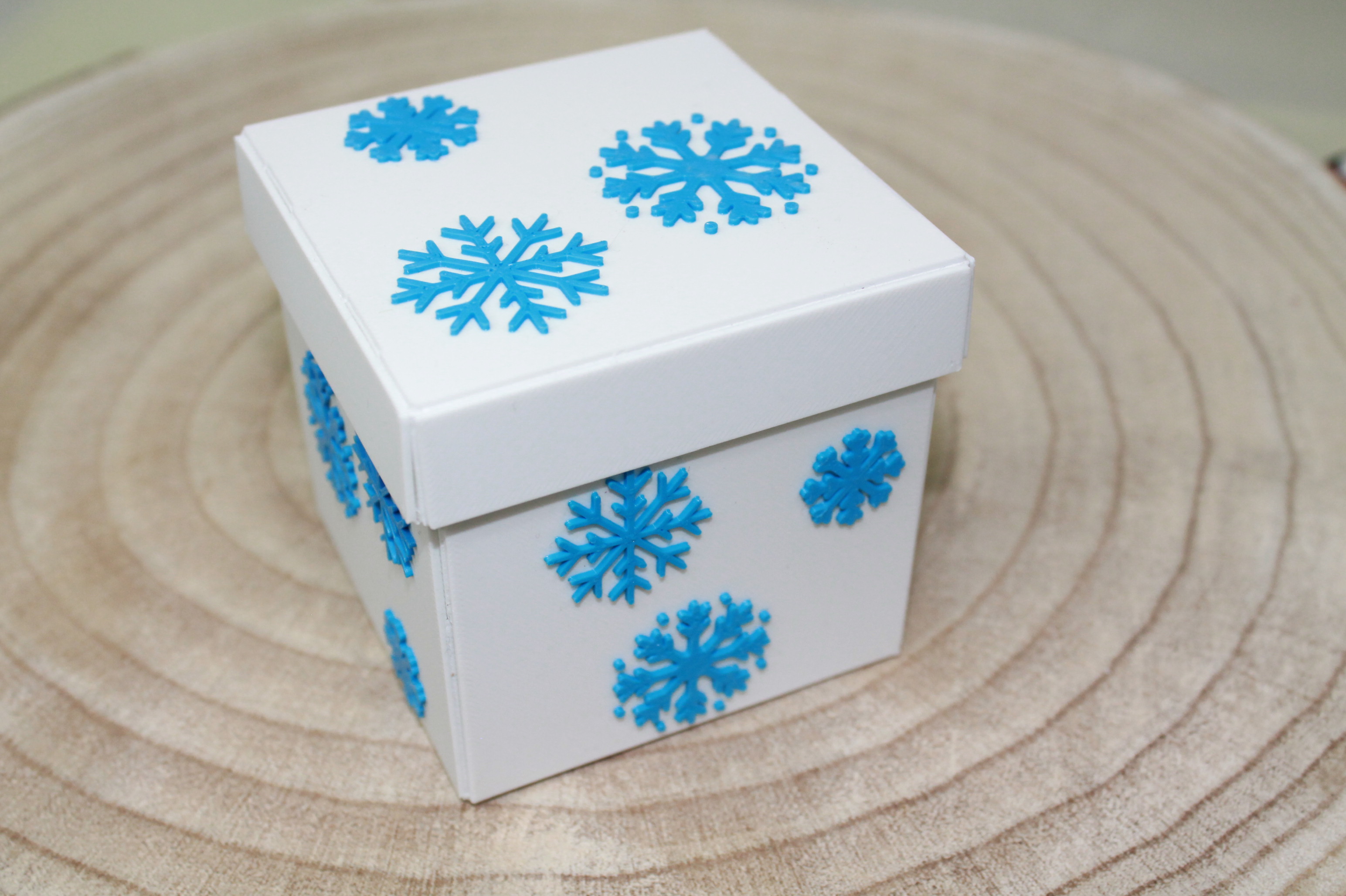 Foldable Snow flakes Box