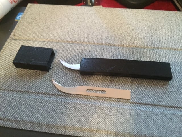 Scalpel printed on Da Vinci printer inserting Stitch Cutter Blade after pausing