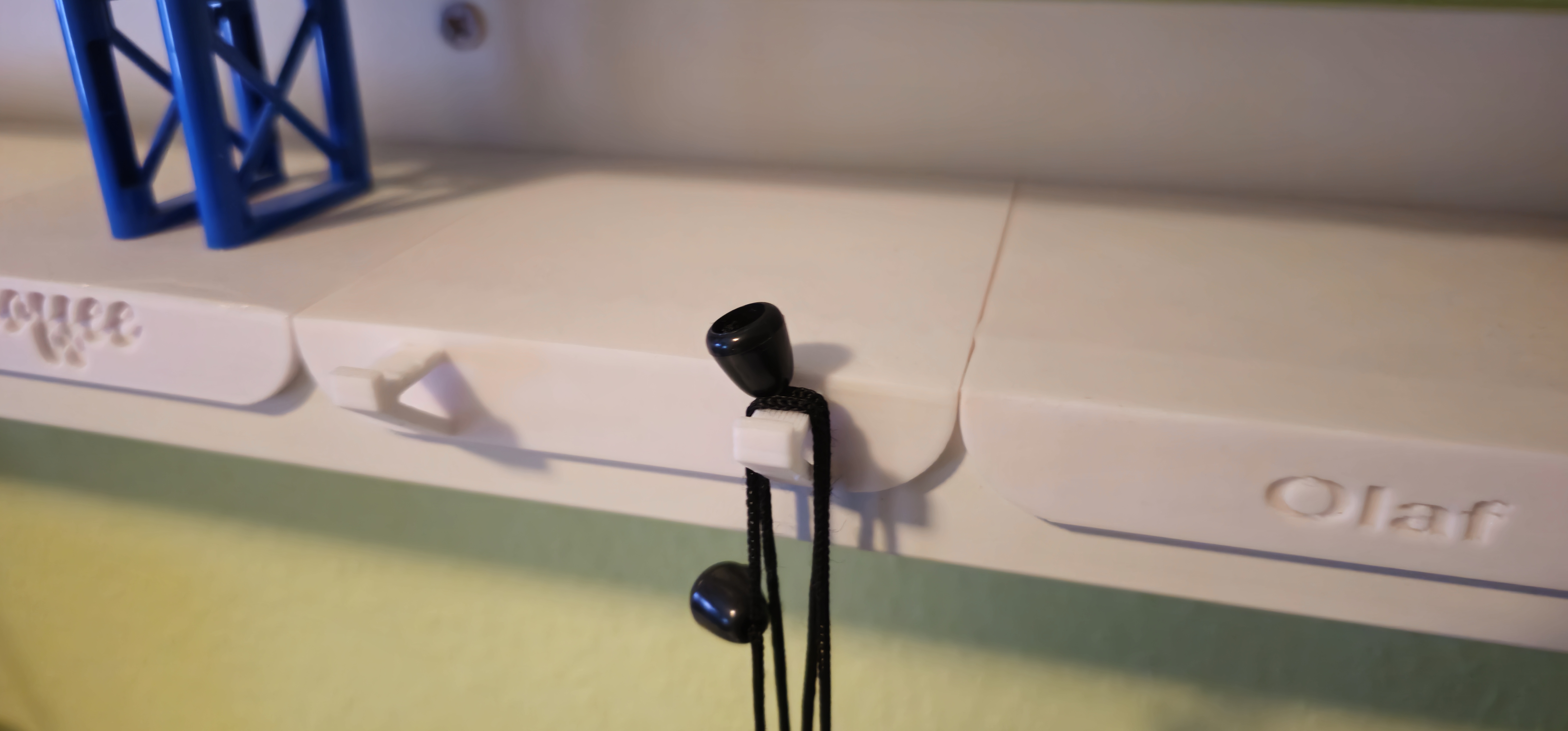 Ikea Mosslanda Platform with Hooks, Ikea Mosslanda Plattform mit zwei Haken.