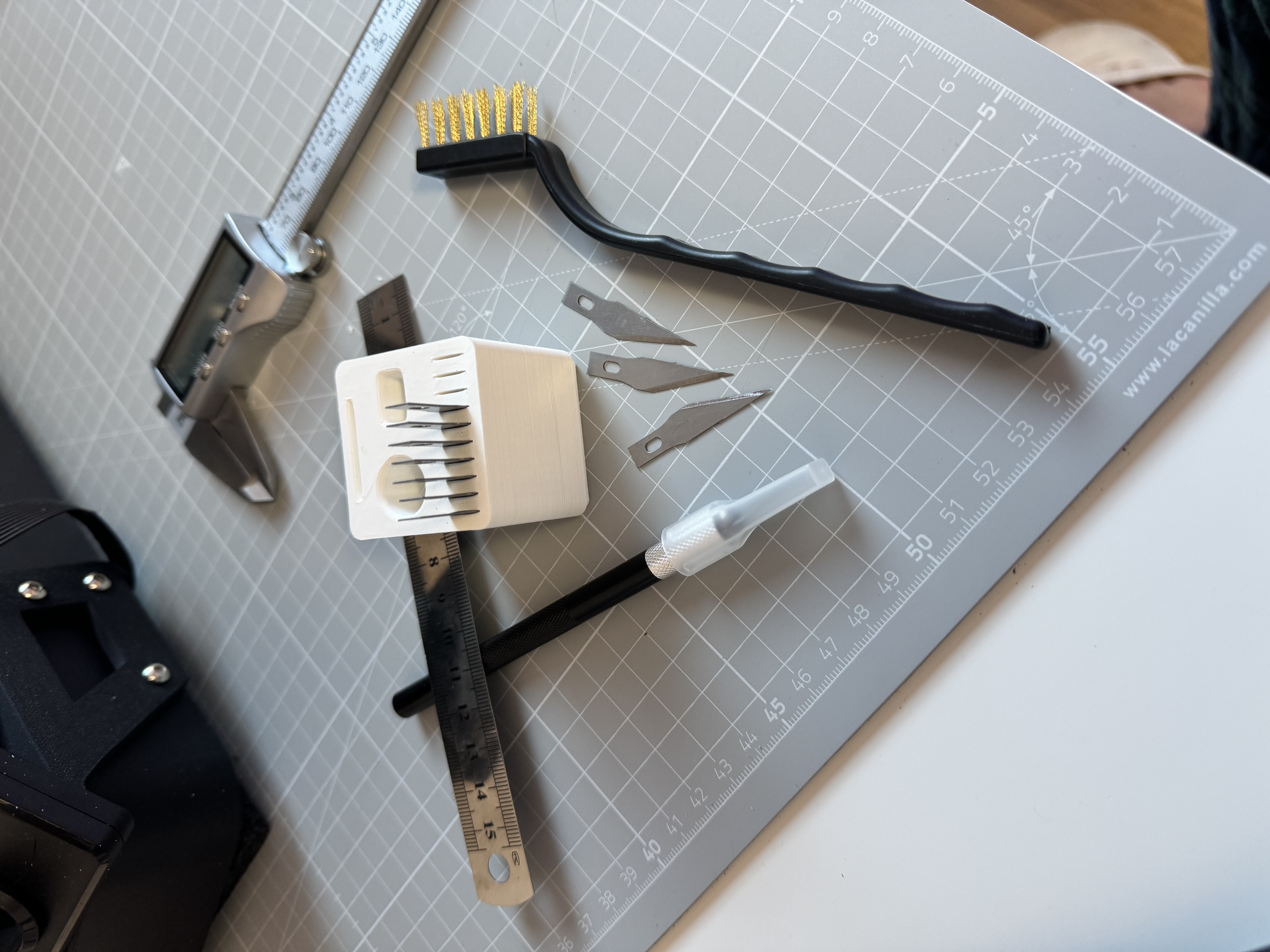 Vertical Xacto knife + blades + Brass/Metal brush + ruler holder Gridfinity bin 1x1x6