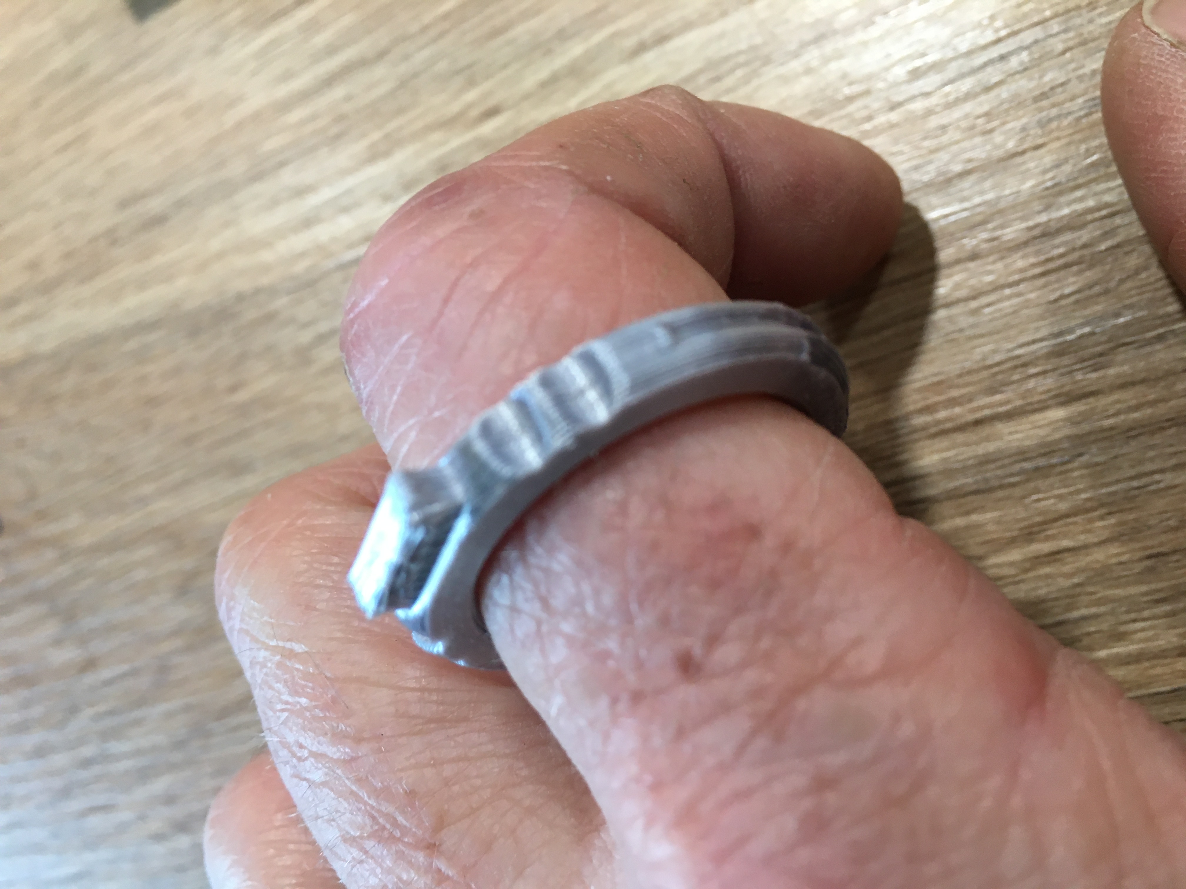 bague classique avec travail sur le corps