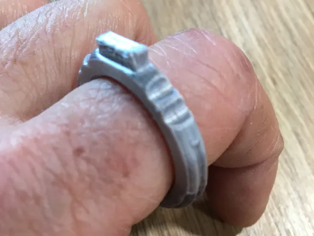 bague classique avec travail sur le corps