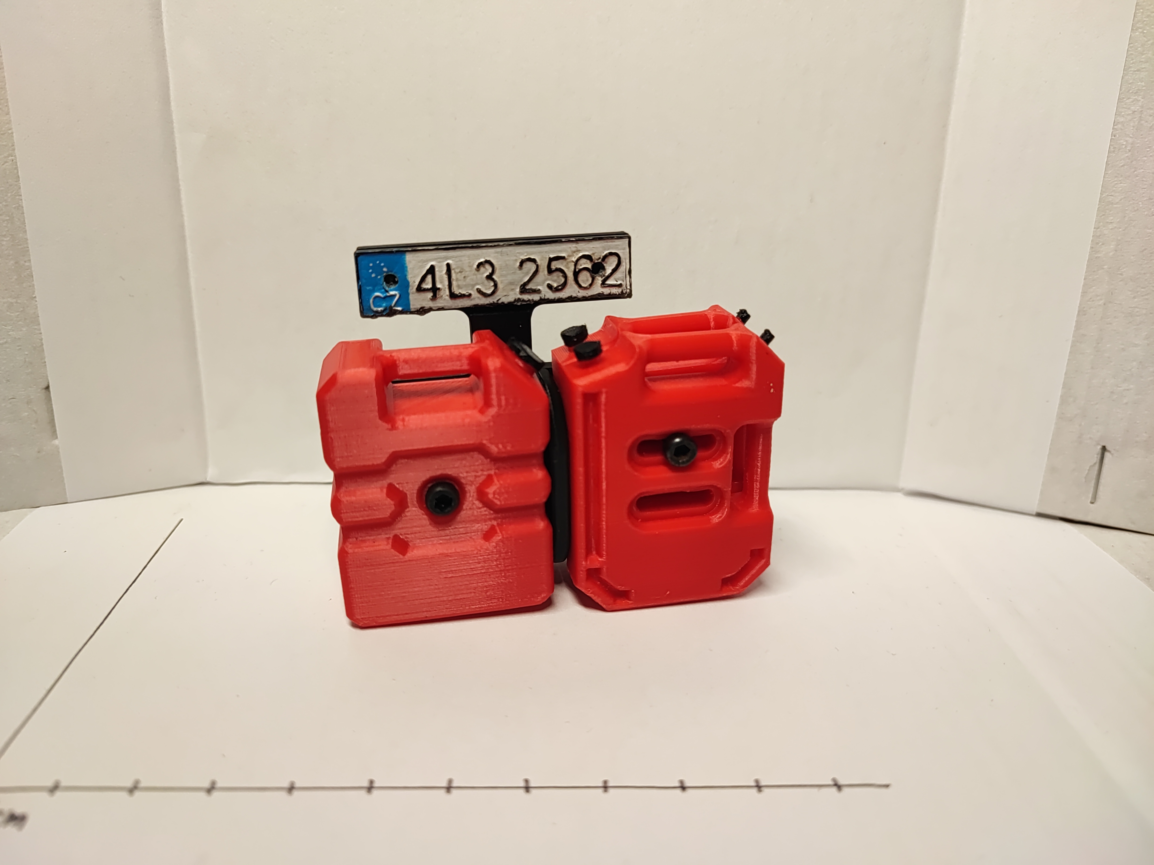 Fuel can holder scale 1:10 / Držák kanystrů