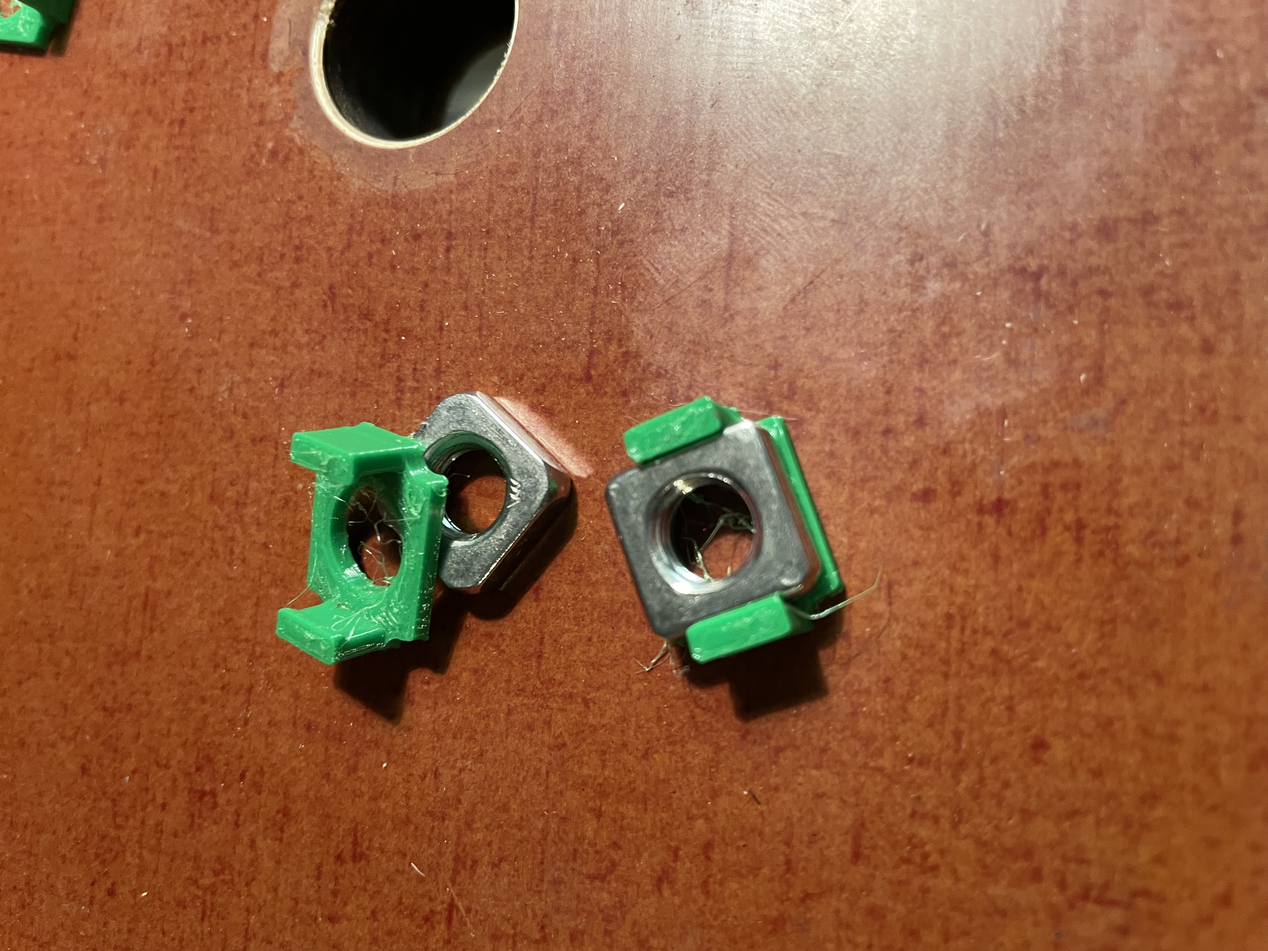 Support for M8 square nut in a C-profile and aluminum profile / Unterstützung für M8 Vierkantmutter in einem C-Profil und Aluminiumprofil