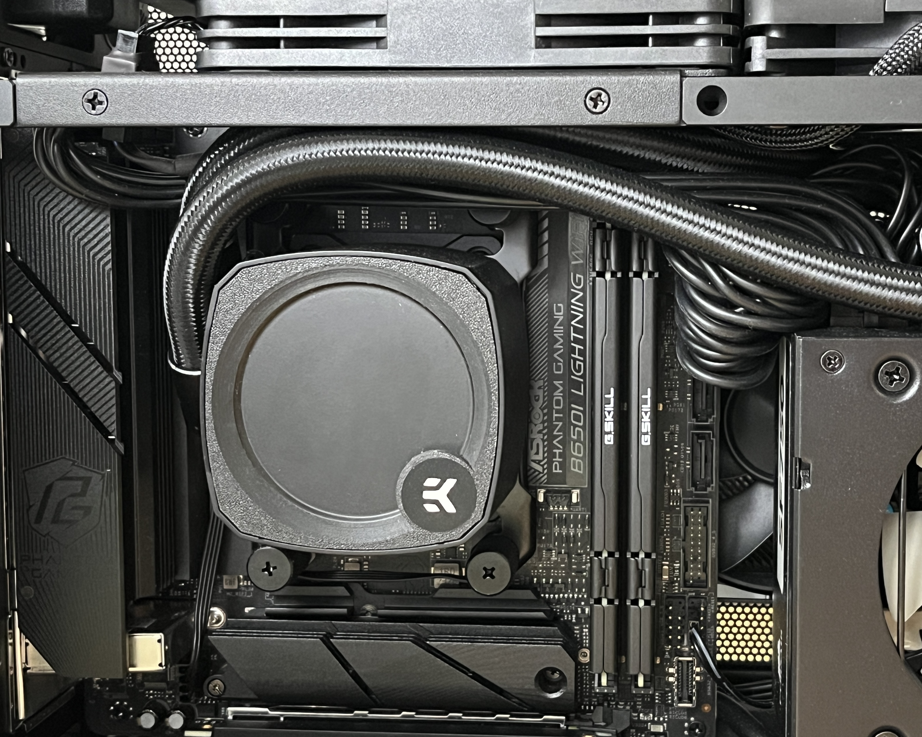 EK Nucleus AiO Low Profile Cover for SFF sandwich case compatibility