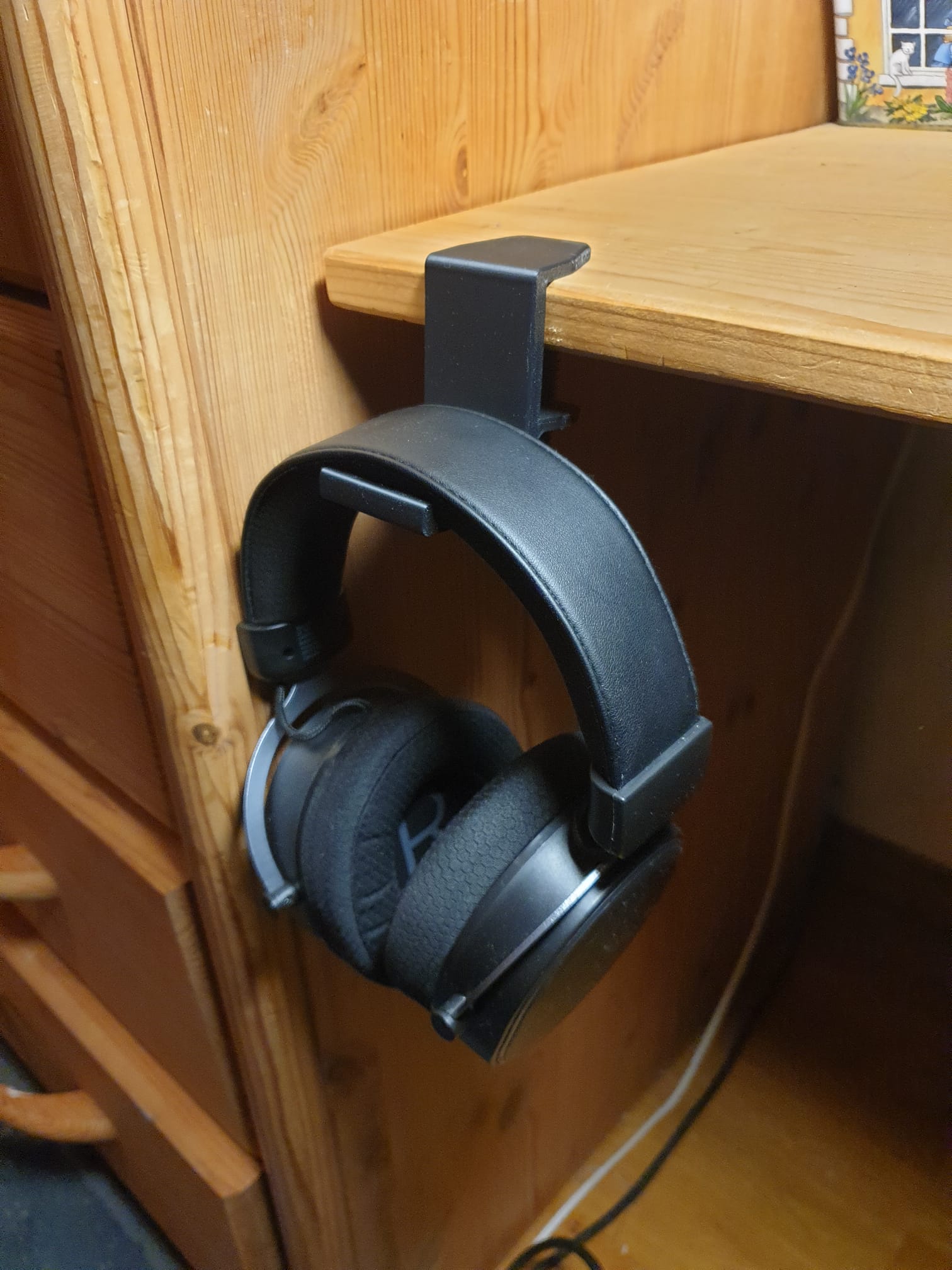 adaptive headphone holder