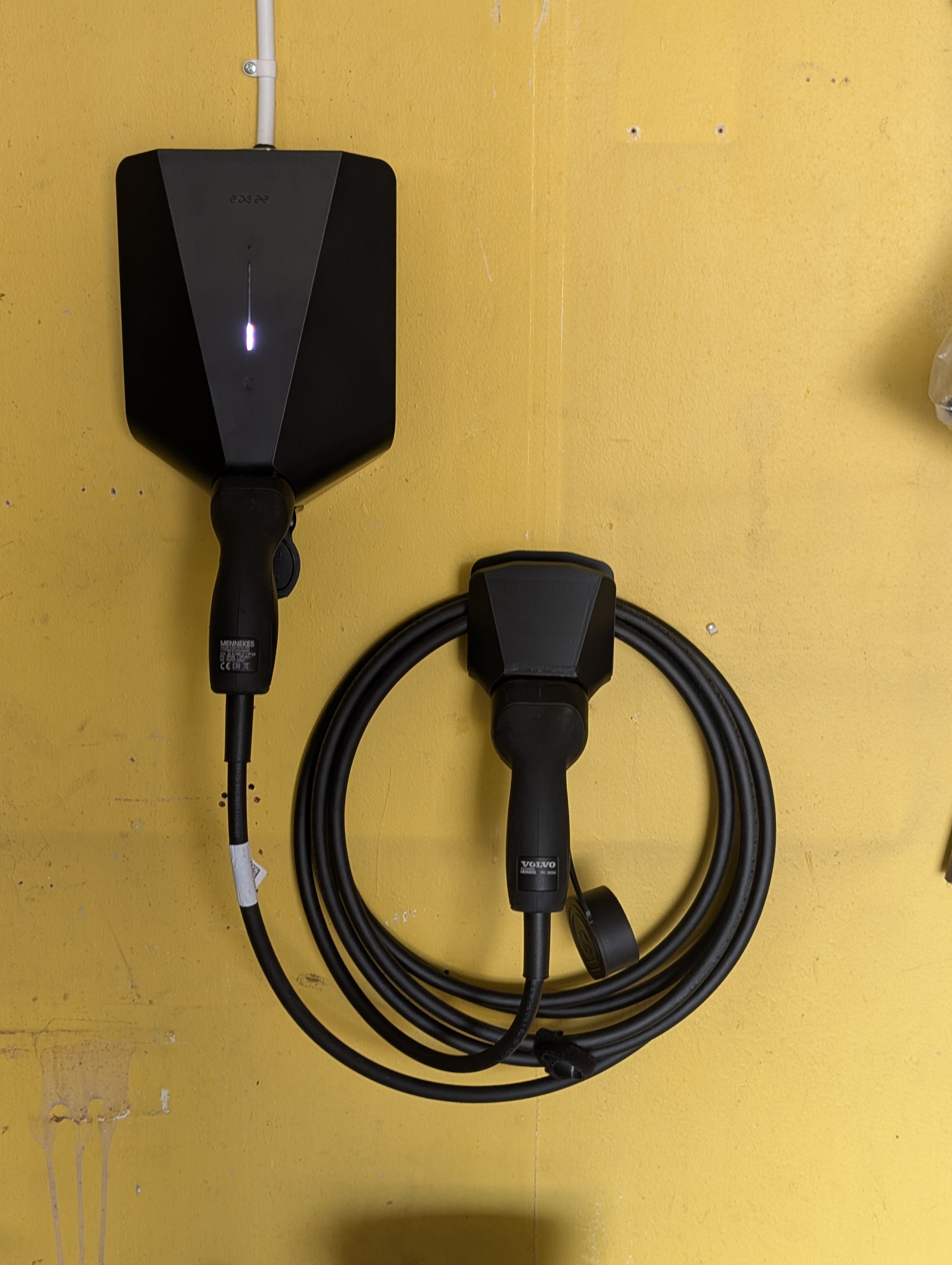 Easee charging cable and handle holder