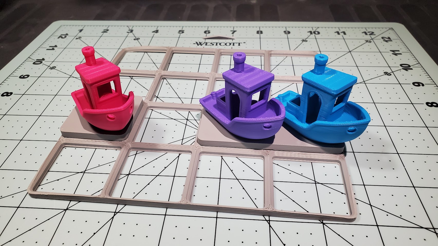 Miniatura 4 do modelo 3D Gridfinity 3D Benchy display tiles + generator!