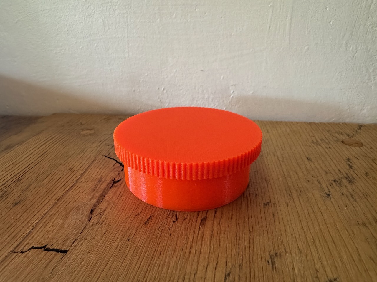 Miniatura 2 do modelo 3D Parametric threaded round pill box
