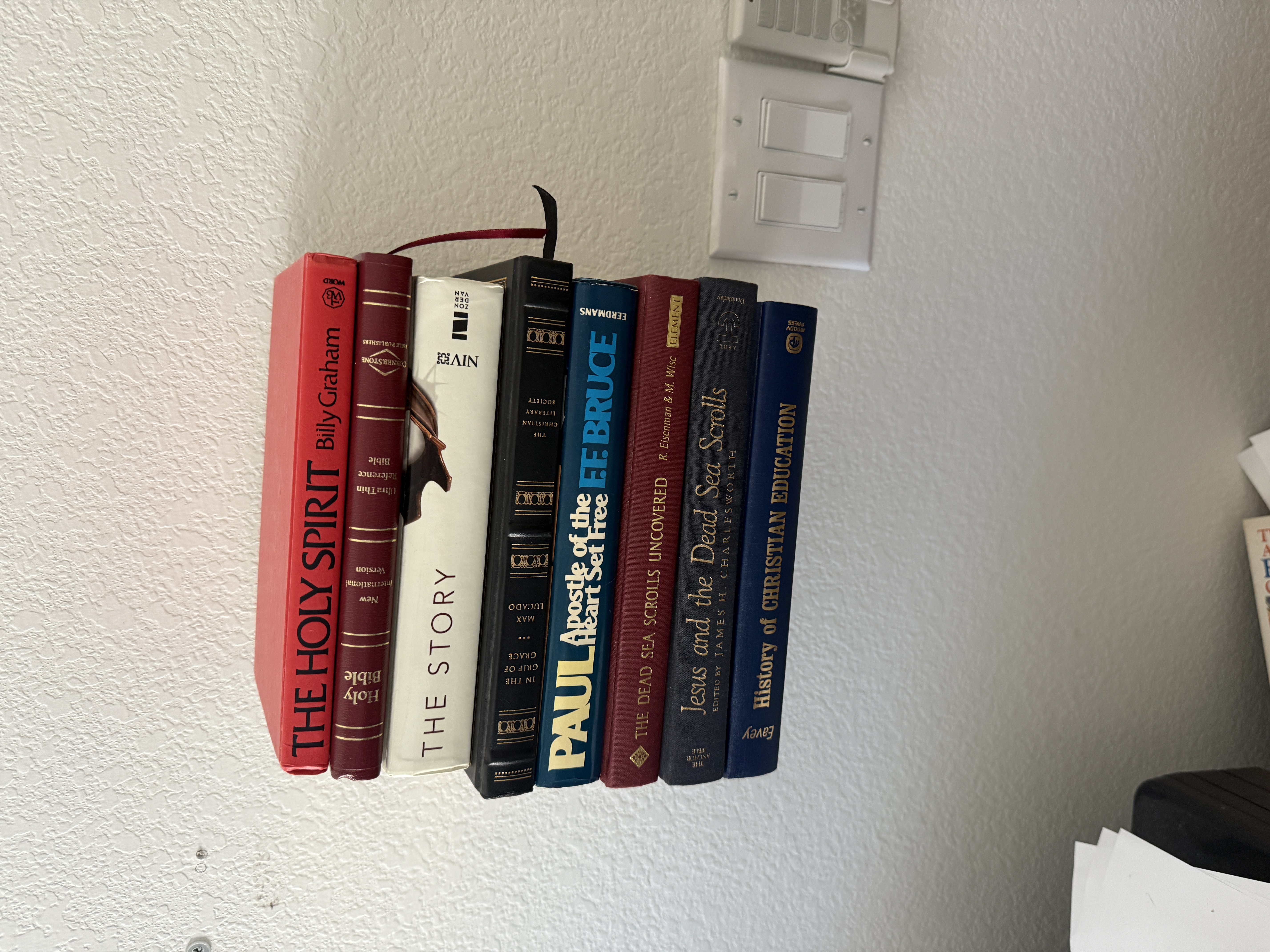Floating Bookshelf  and Top Display Brakcet