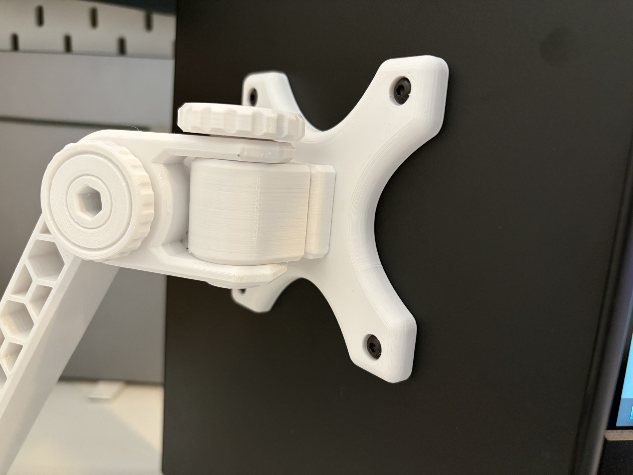VESA 75x75 to 18x18 M4 adapter for Multifunction Arm mounting system (SMALL)