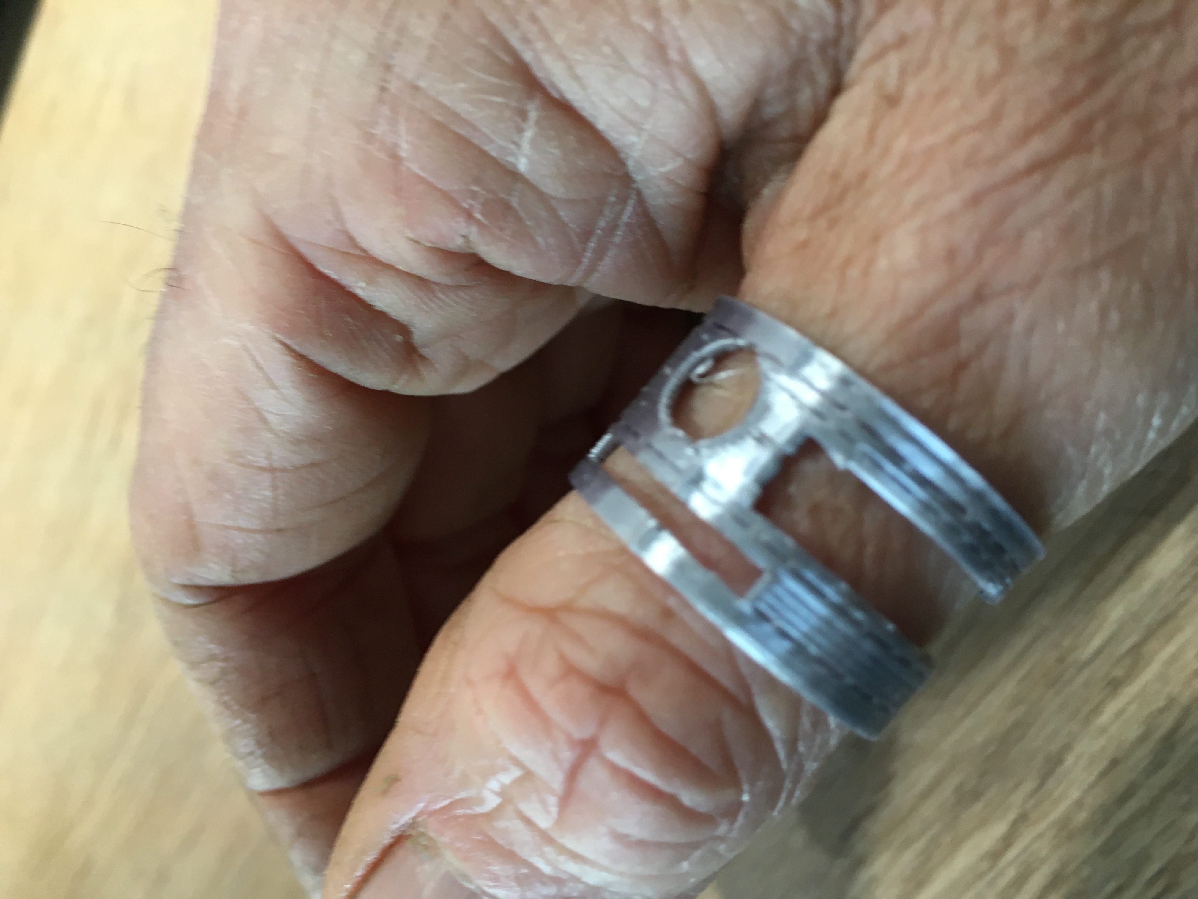 bague de pouce pratique et geometrique