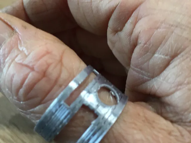 bague de pouce pratique et geometrique