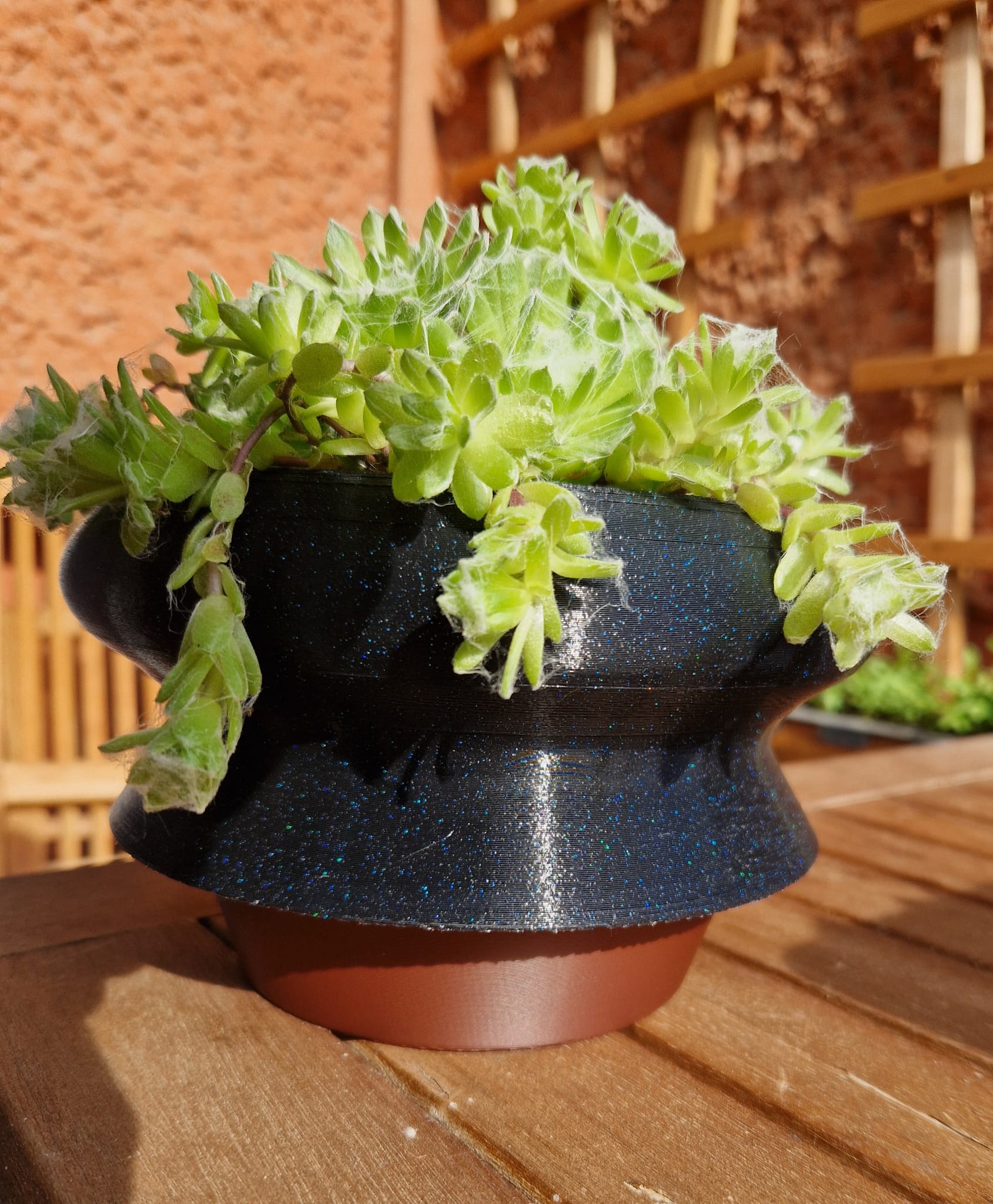 Round plant pot
