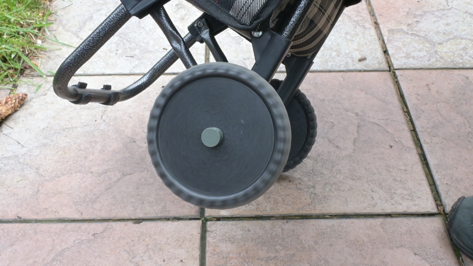 New wheel for grandmas carry bag (Mercedes version)