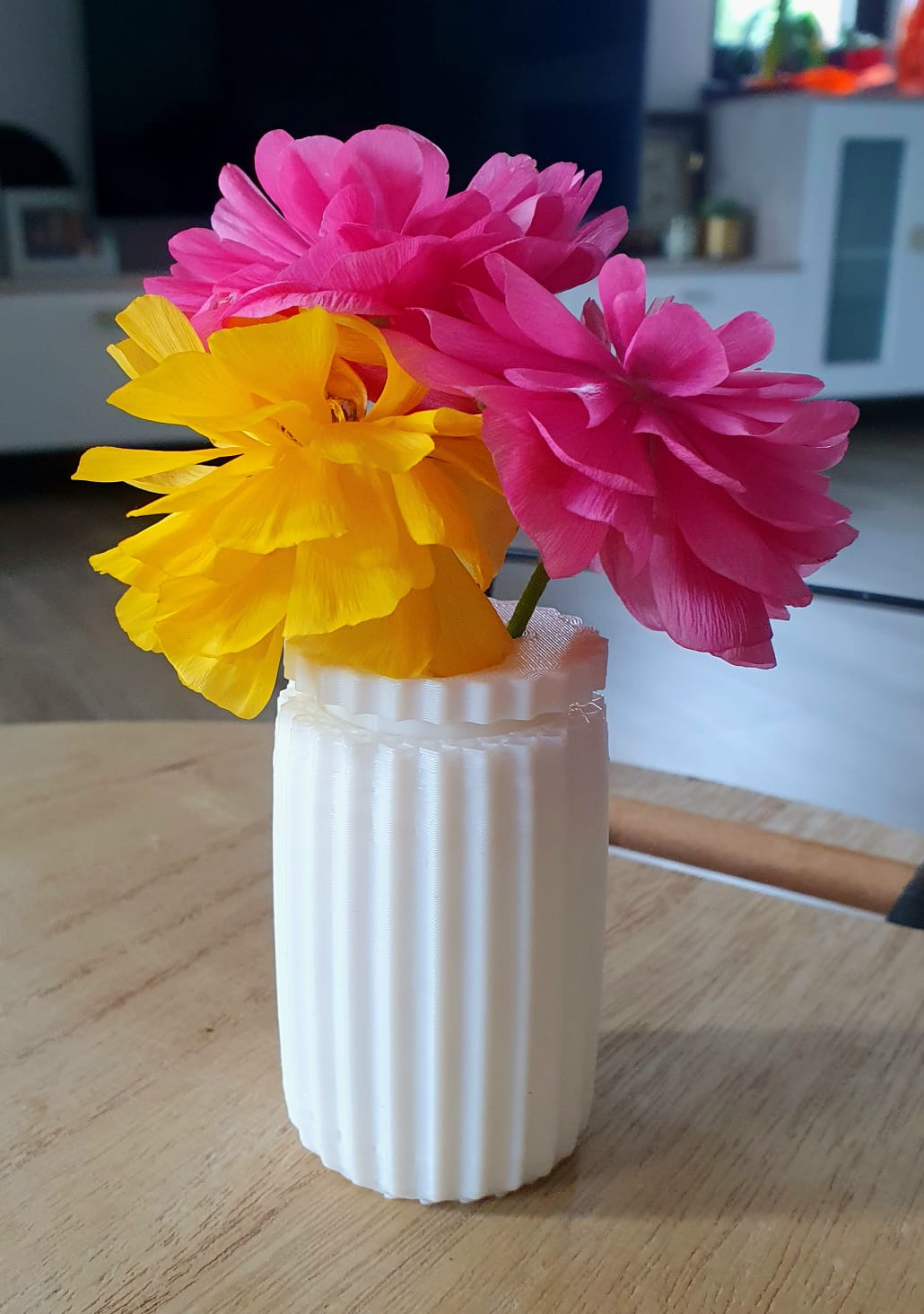 Vase with supporting lid