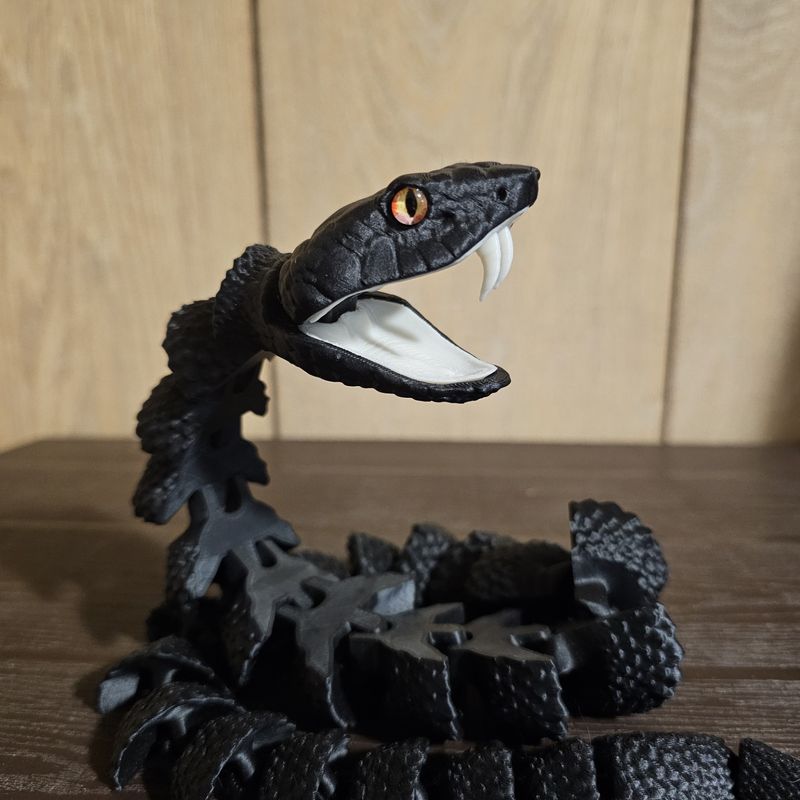 Striking Viper - Realistic Articulated Snake (Movable Jaw & Fangs ...