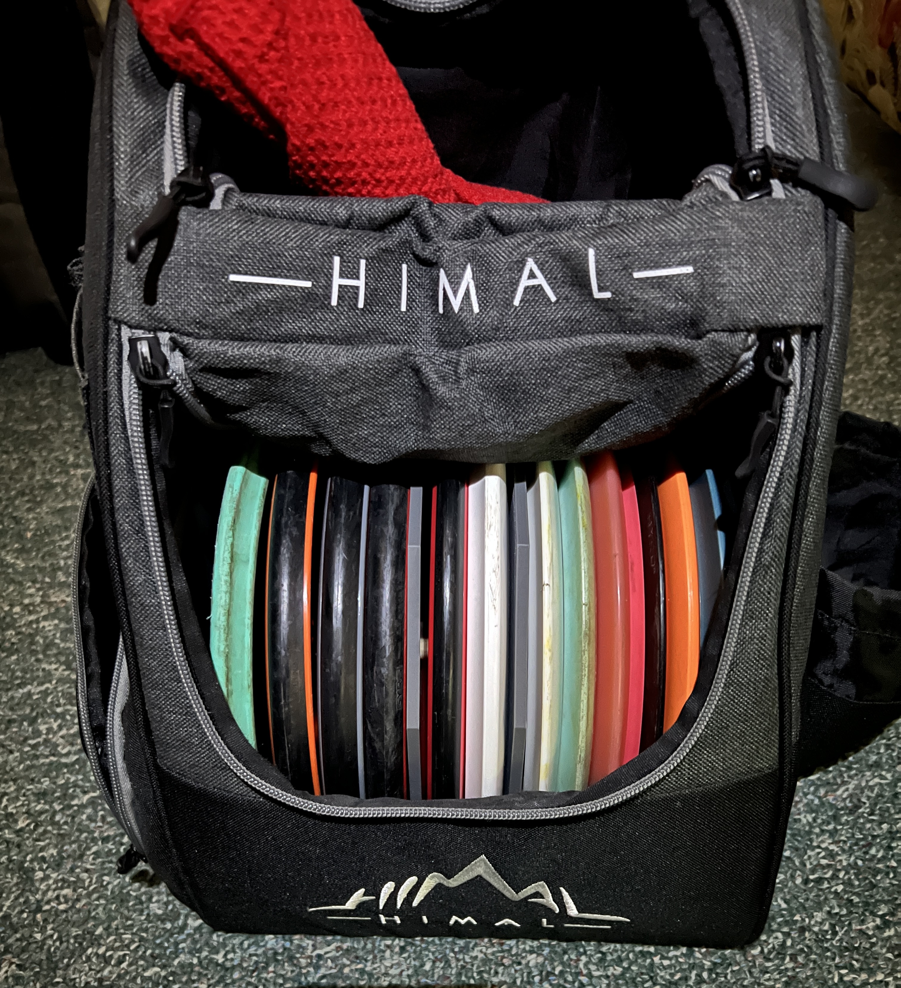 Disc golf rack divider for rack or for disc golf bag