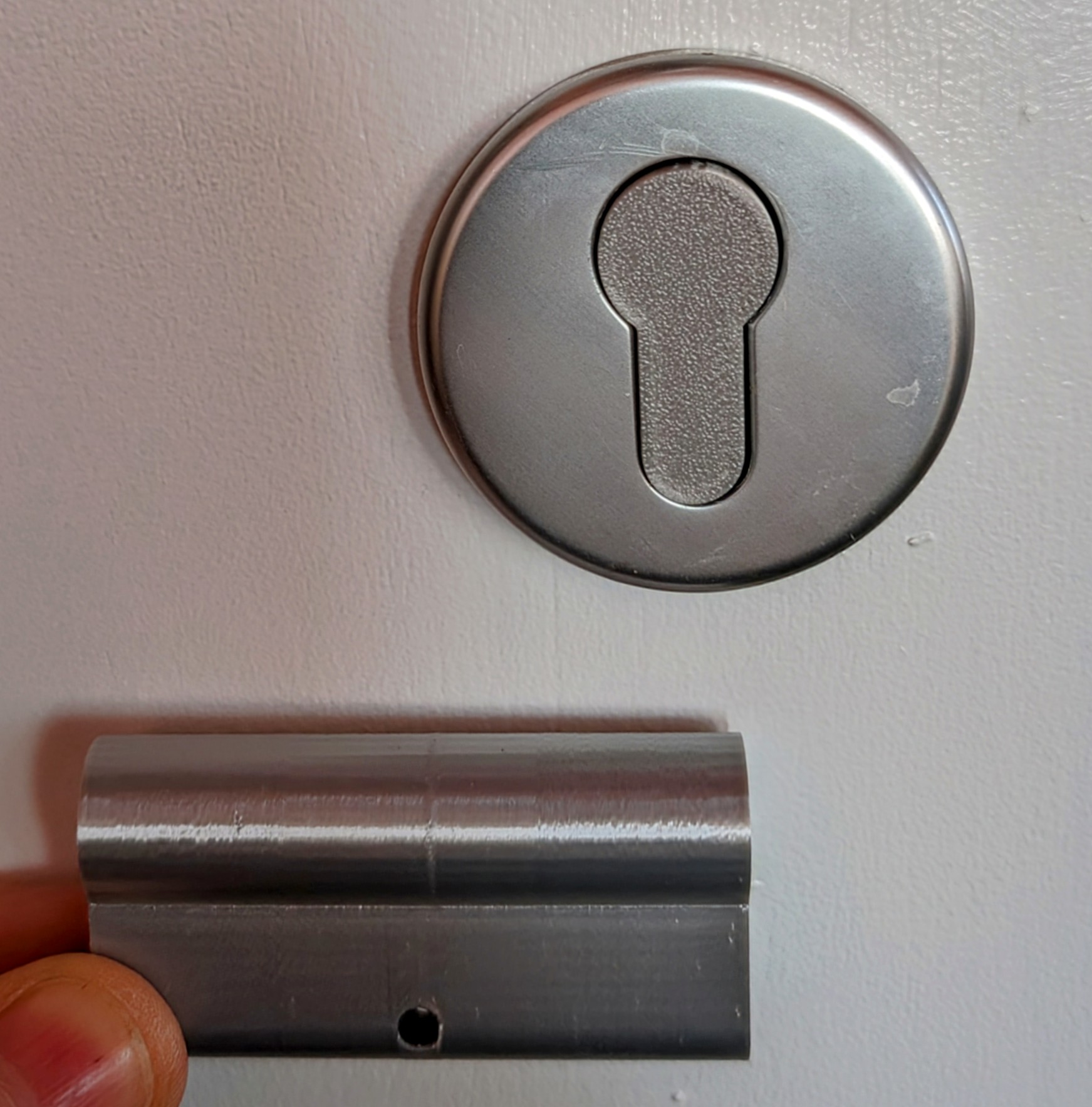 Eurolock dummy barrel and locking tool