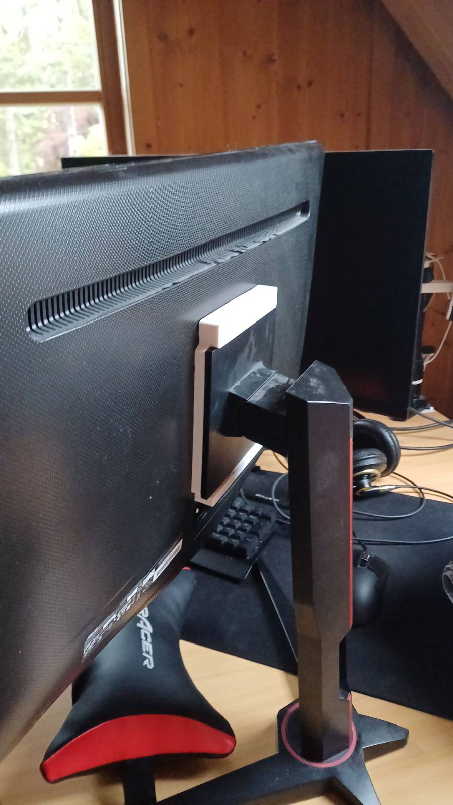 VESA 75/100 adapter for AOC C27G1 stand.