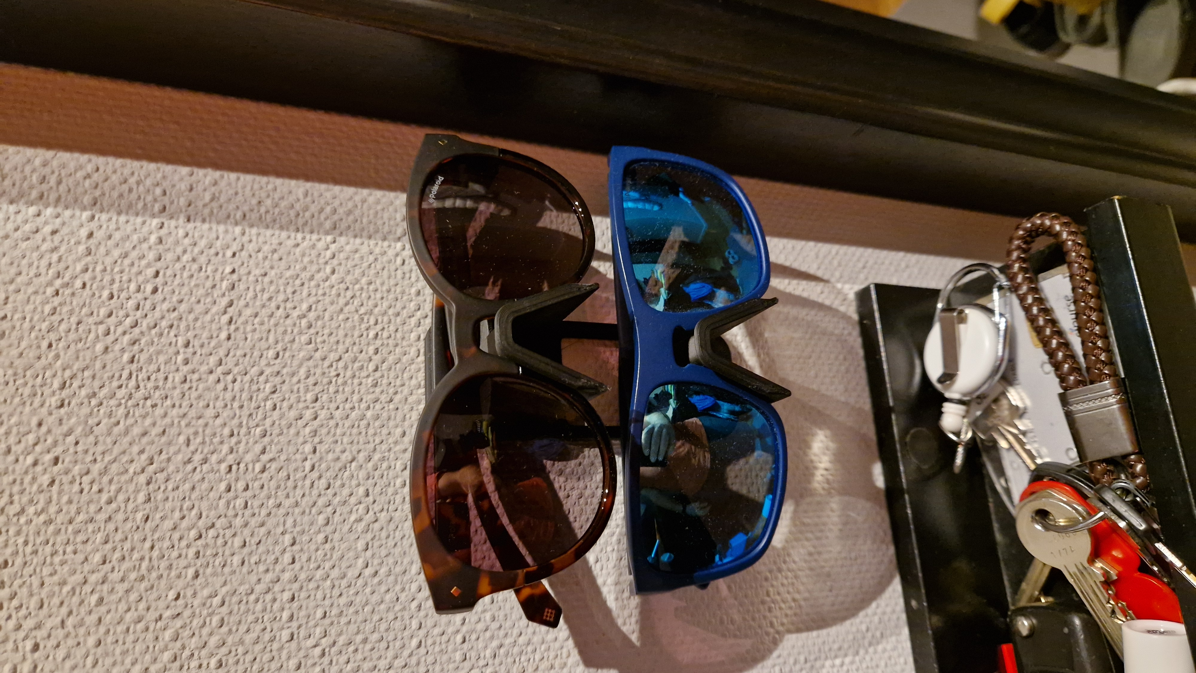 Sunglasses wall mount rack, holder