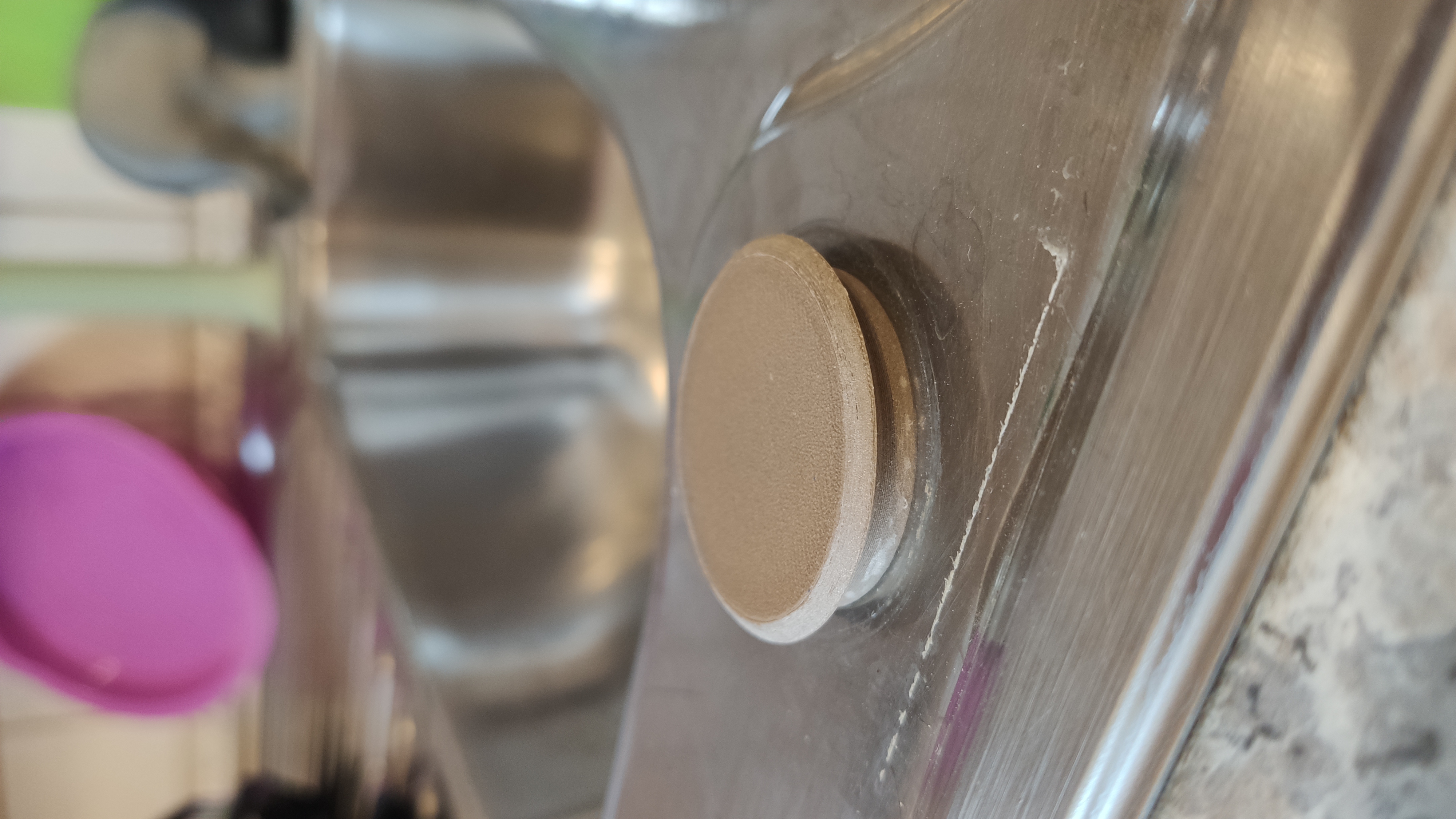 Adjustable cap to close openings and holes self-holding (e.g. sink) / Verschluss für Öffnungen