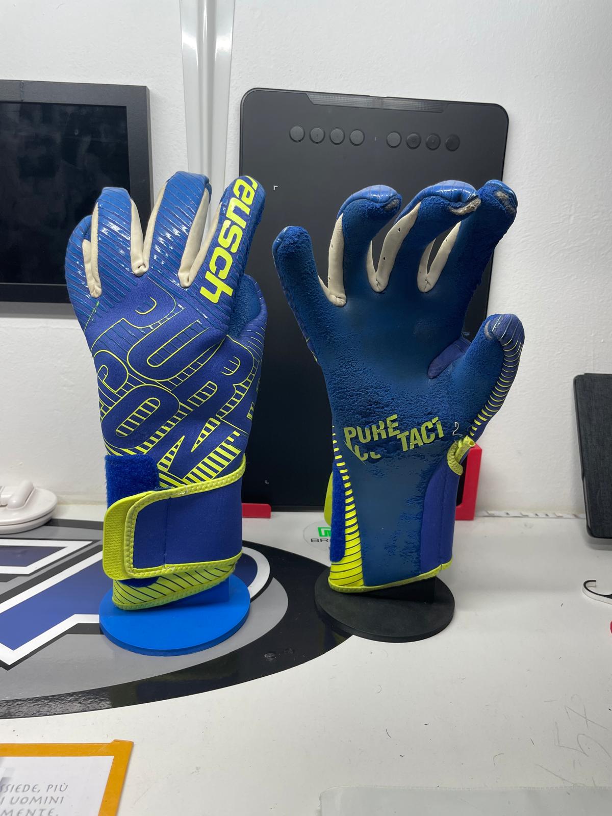 Displayer for Goalkeeping gloves