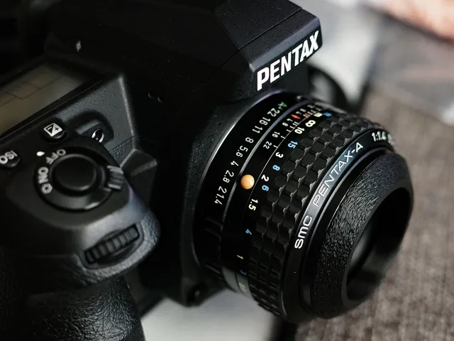 Low profile 49mm threaded lens hood