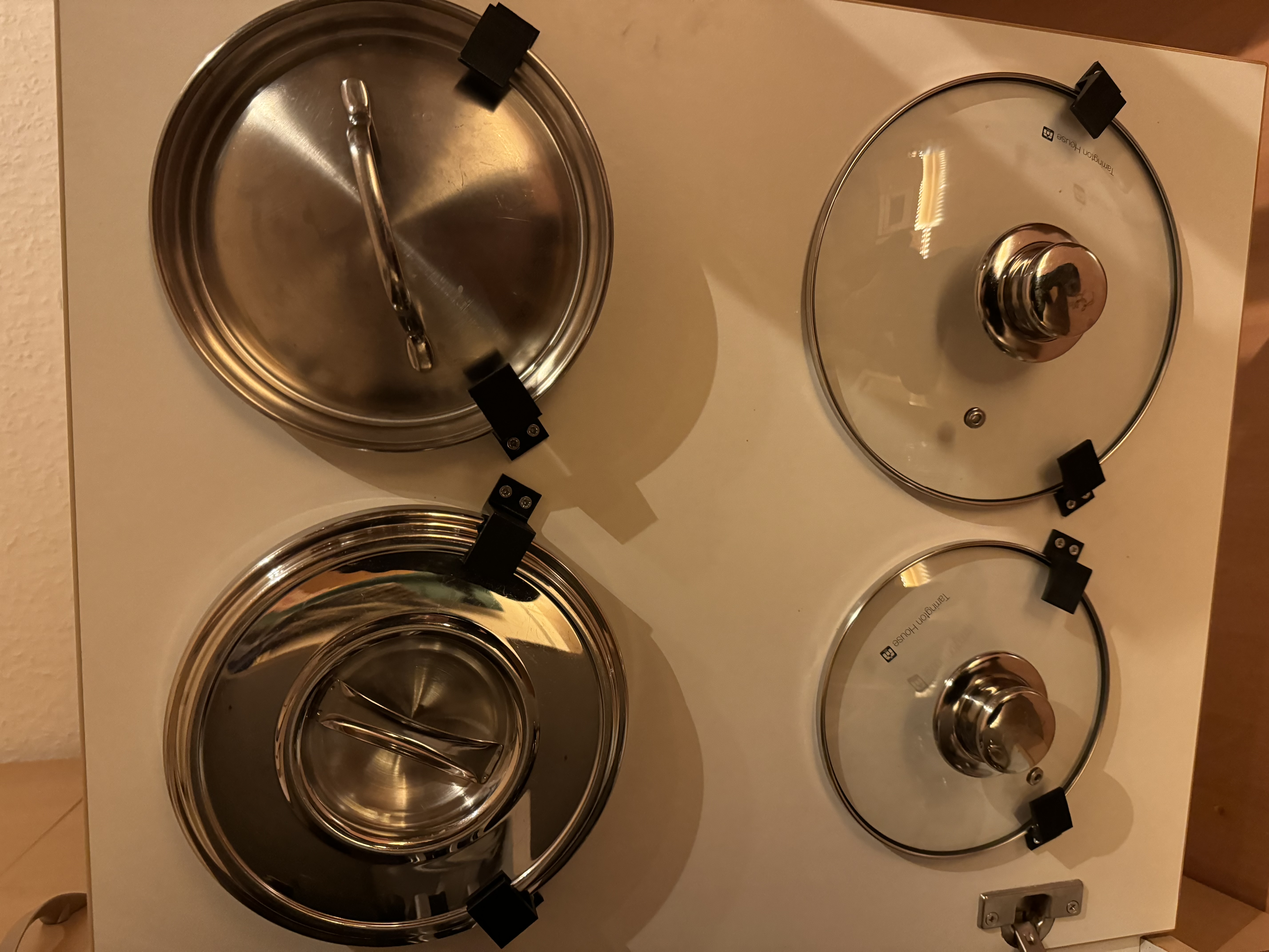 Pot lid holder