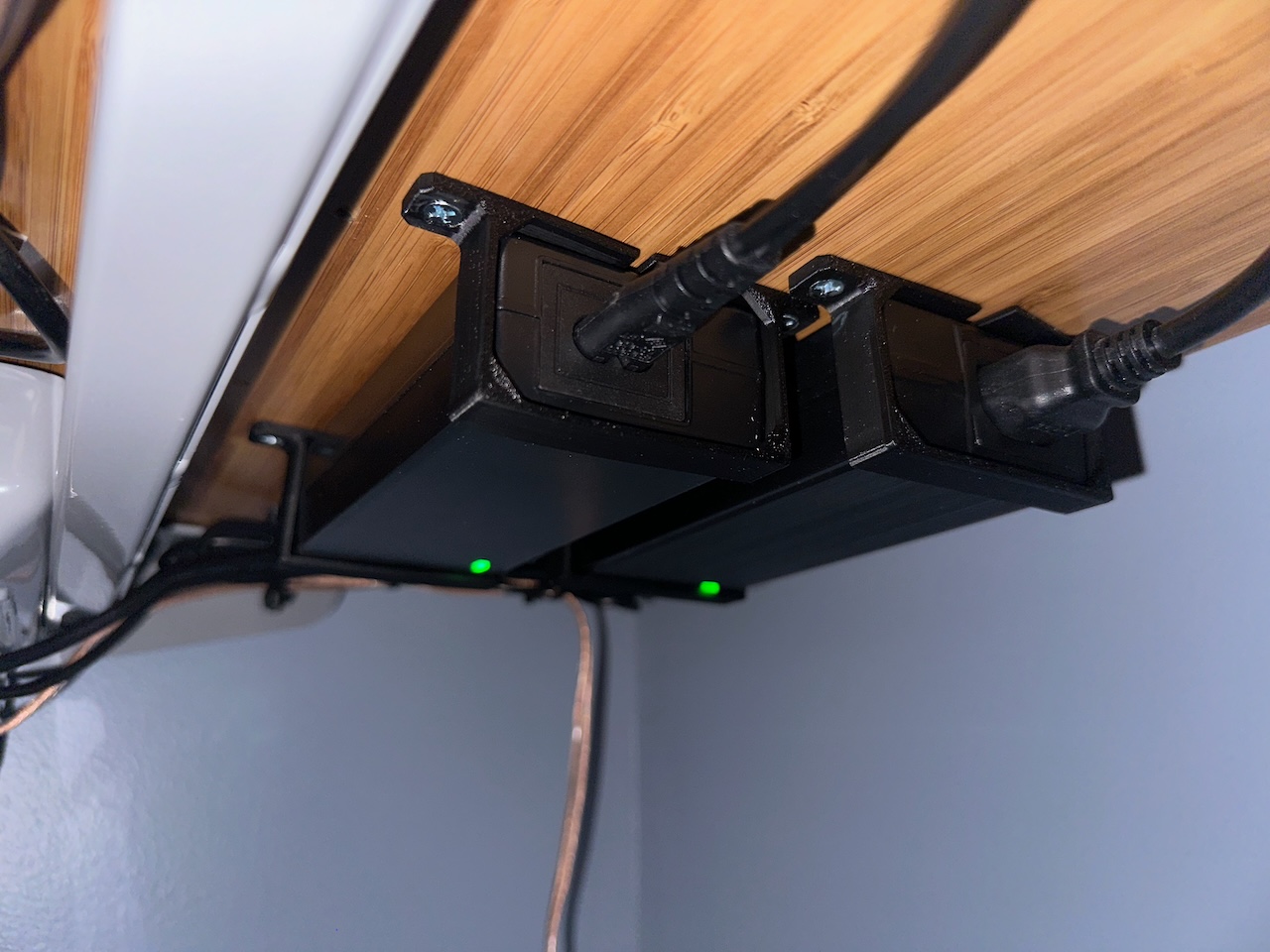 Power supply mount with power cord gap
