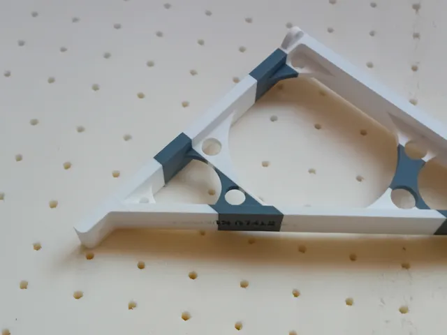 Konzole na poličku ve stylu Kubismu - shelf console in the style of Cubism