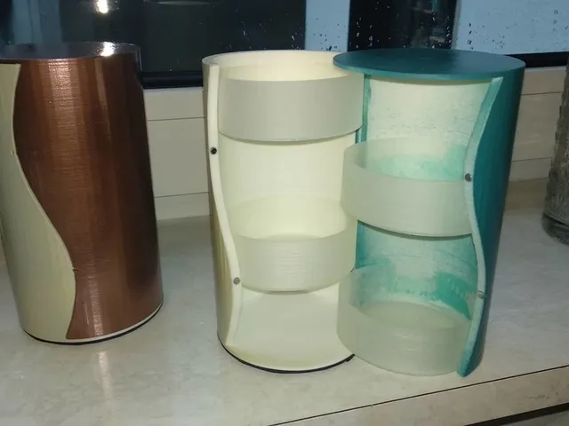 Jewelry case with magnets