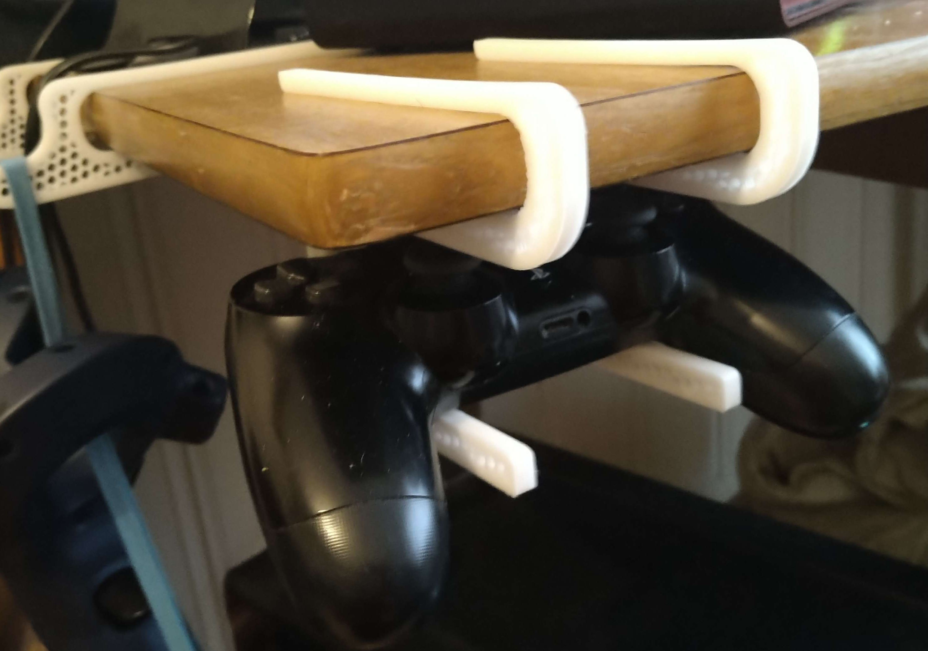 hook for holding your controllers of a desk that's around 2cm thick