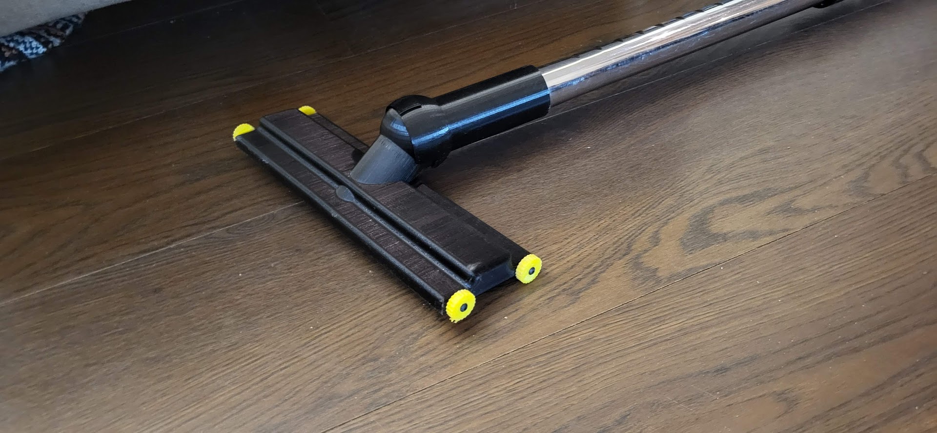 Vacuum cleaner floor nozzle