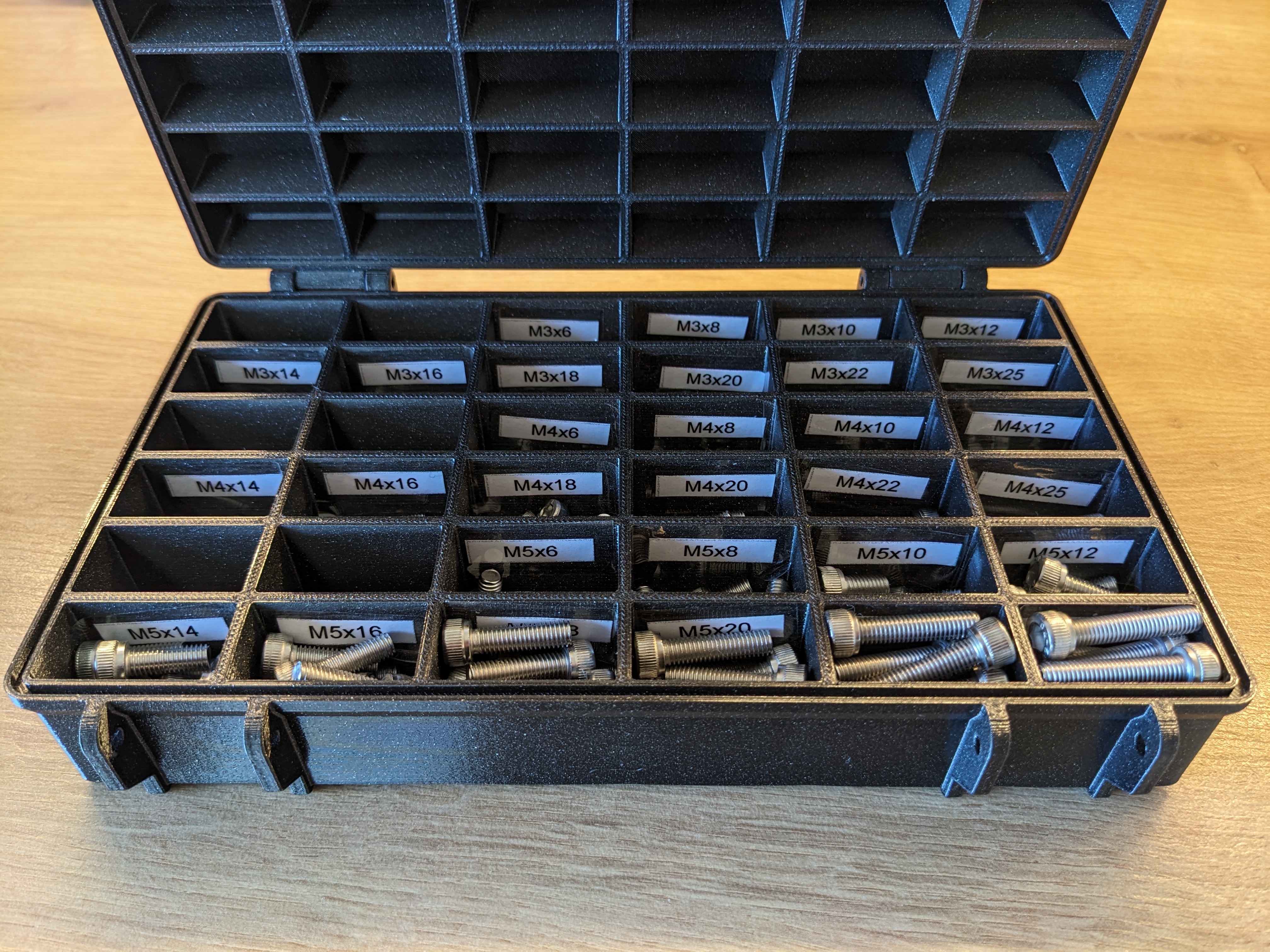 Parametric rugged box with compartments