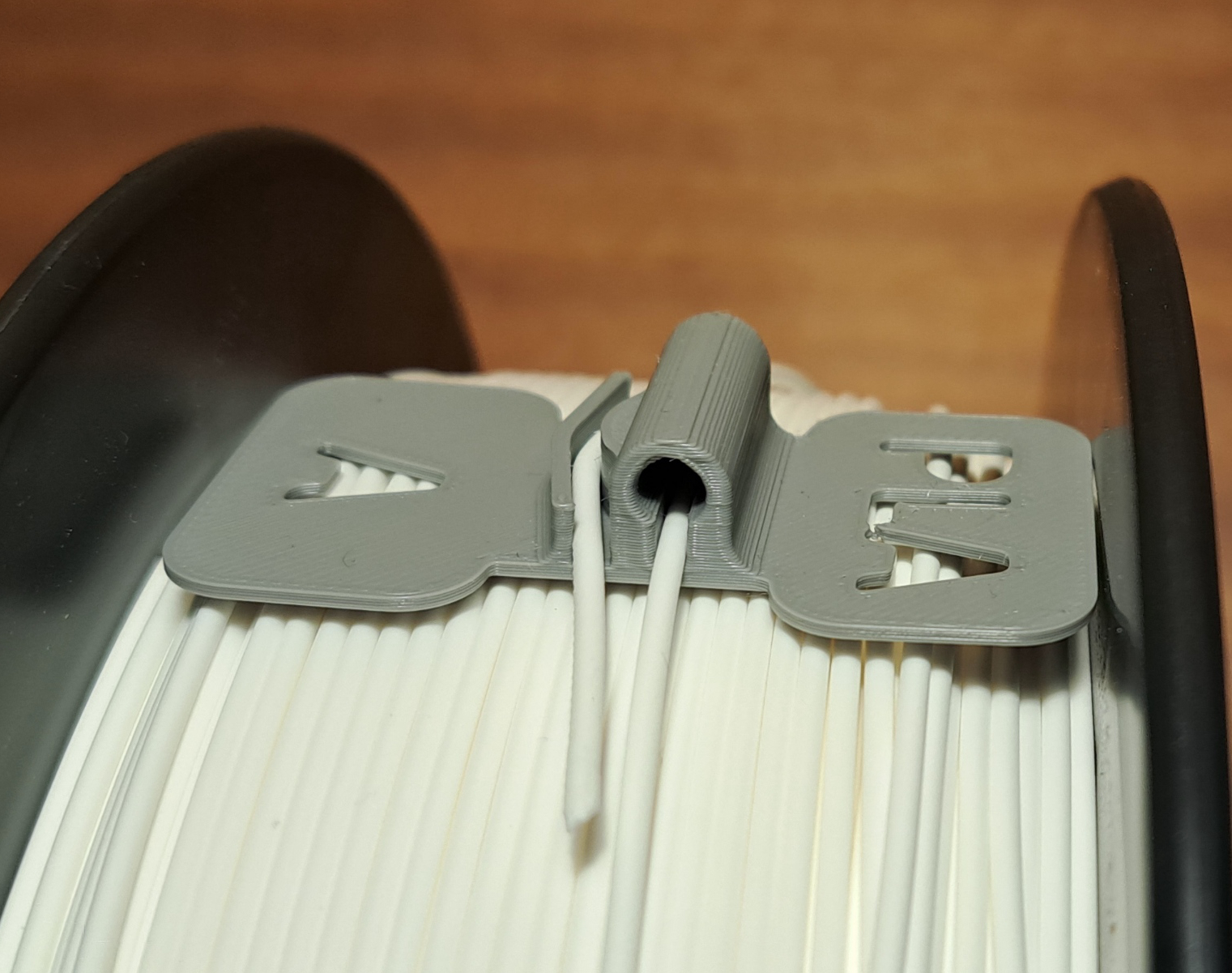 Filament clip with marking of material and manufacturer.