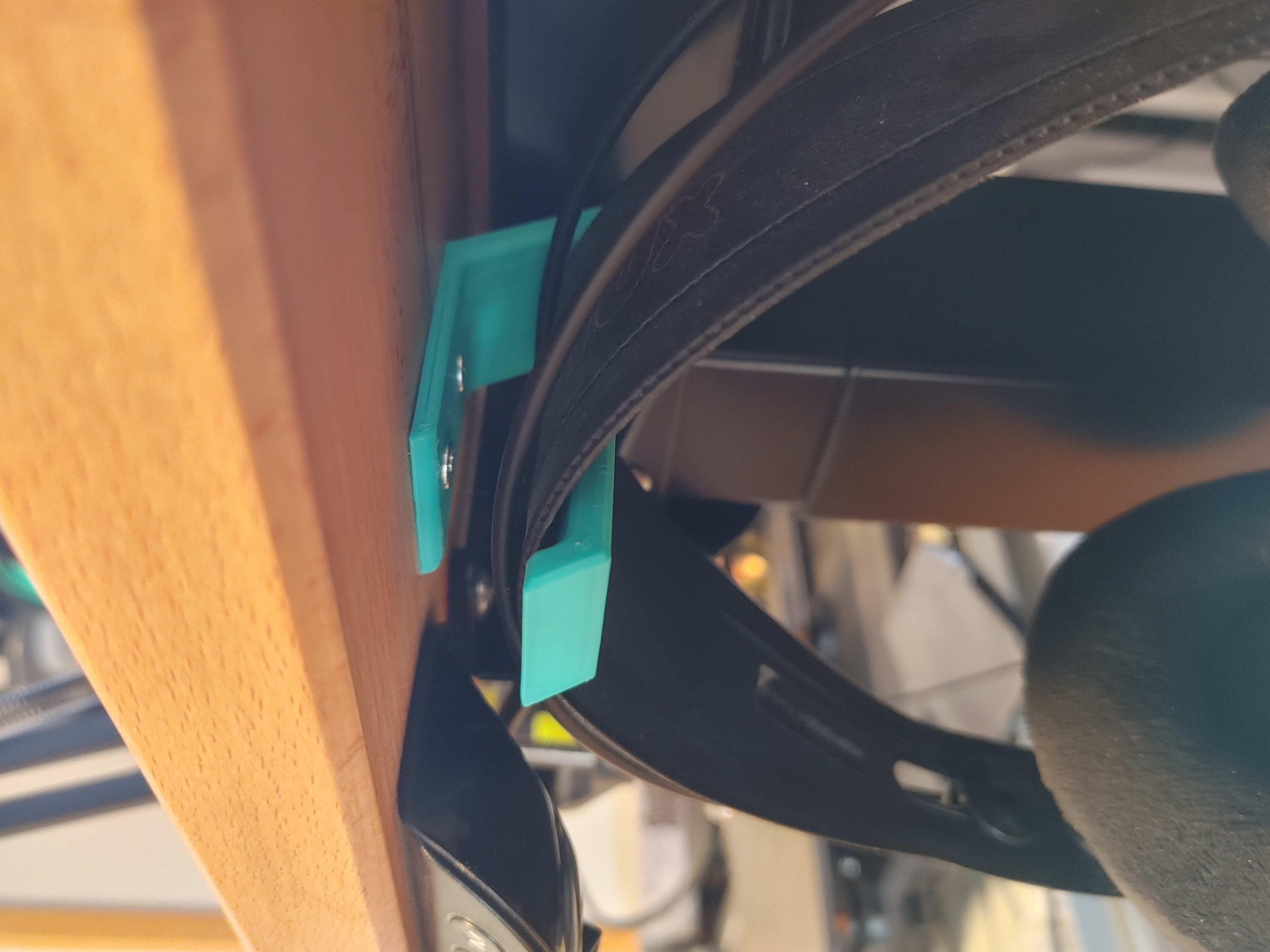 Low profile headphone hanger for under desk mounting