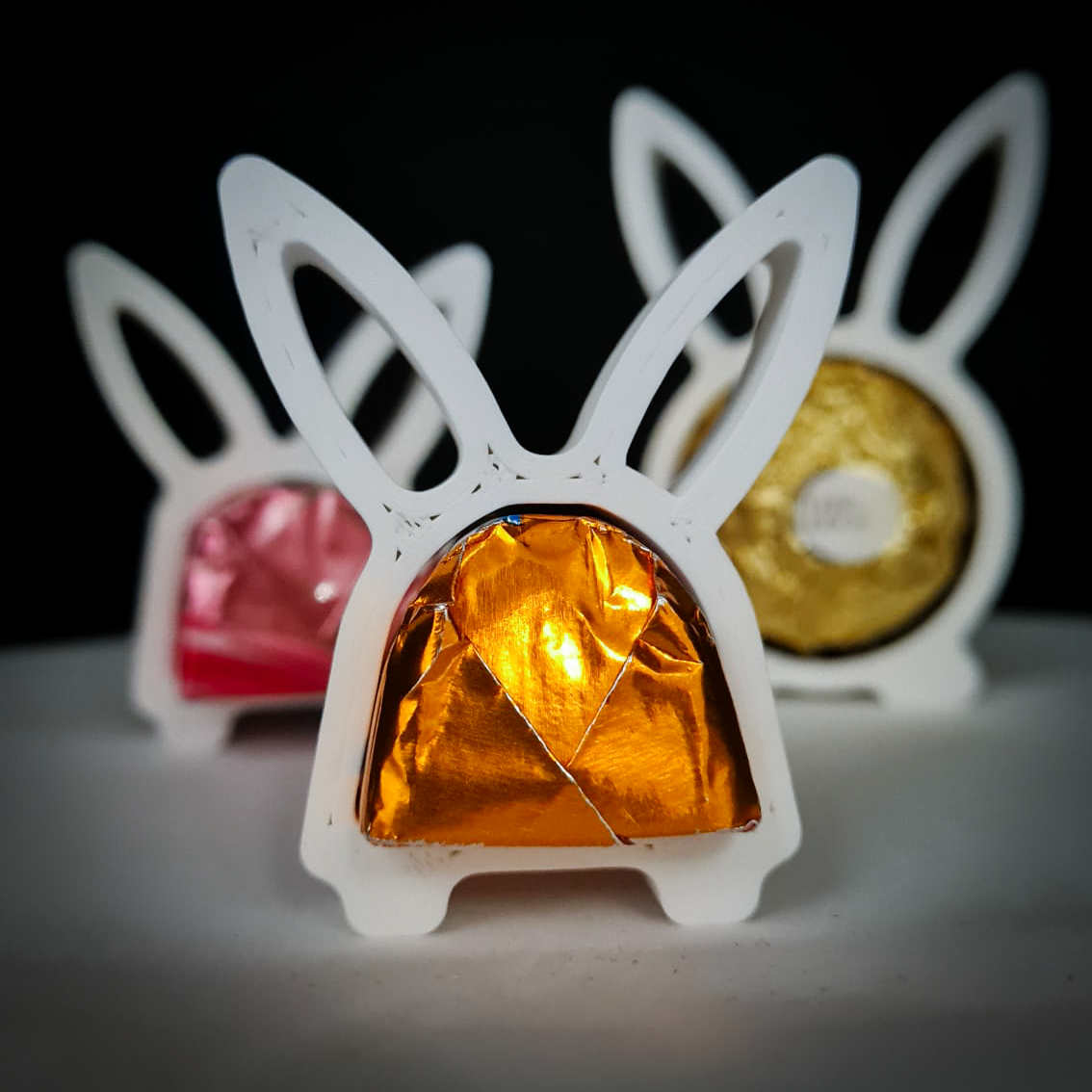 Easter bunny decoration for a praline : little kisses