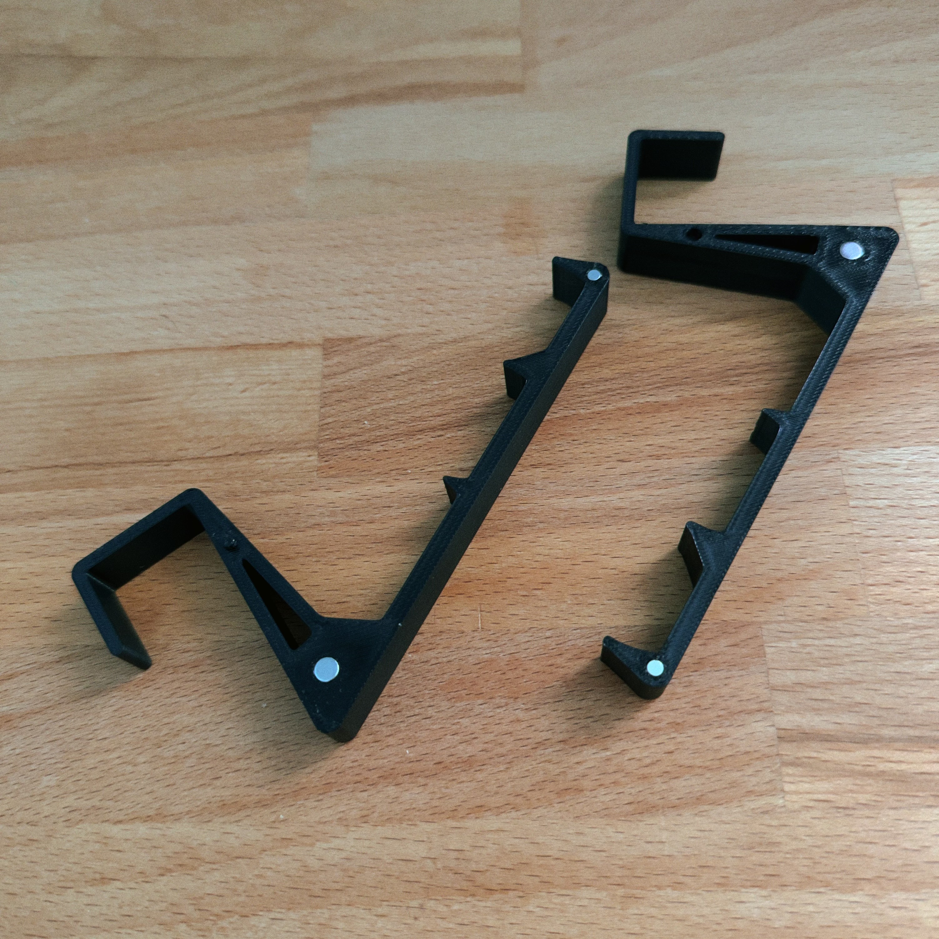 Airplane Seatback Device Holder - Adjustable Magnet Size