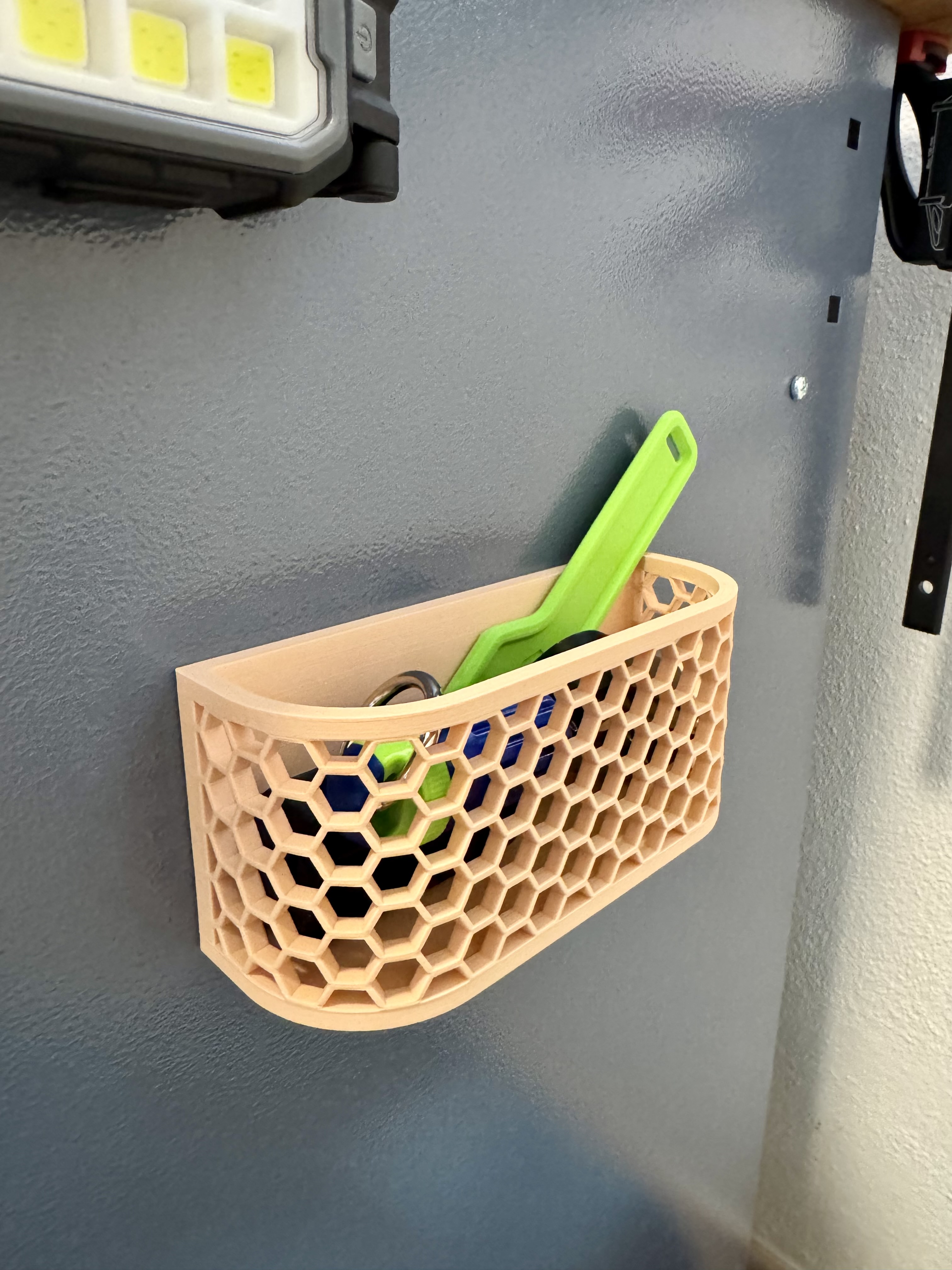 Magnetic shelf honeycomb