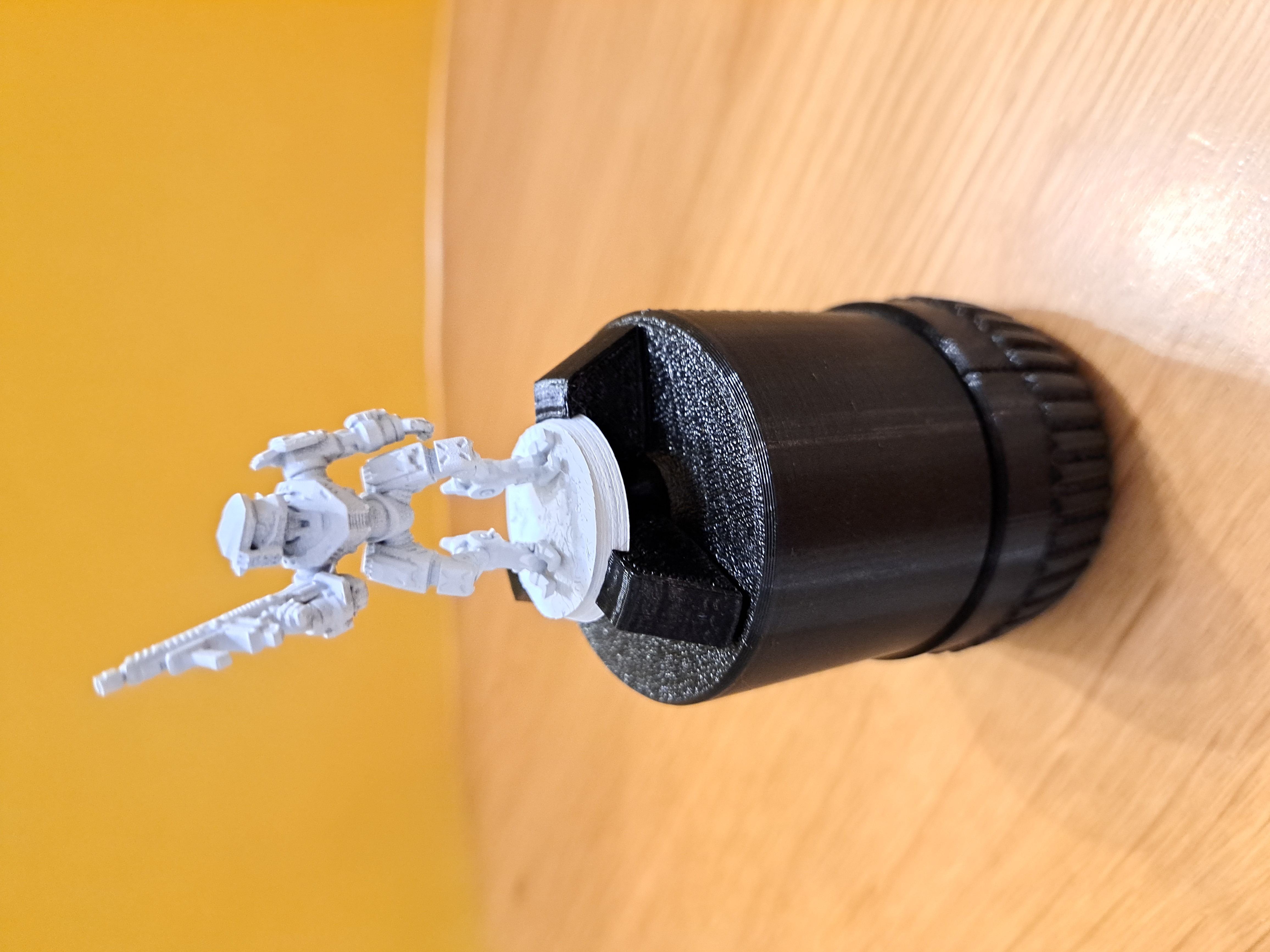 Elevated single tooth jaws for miniature vise