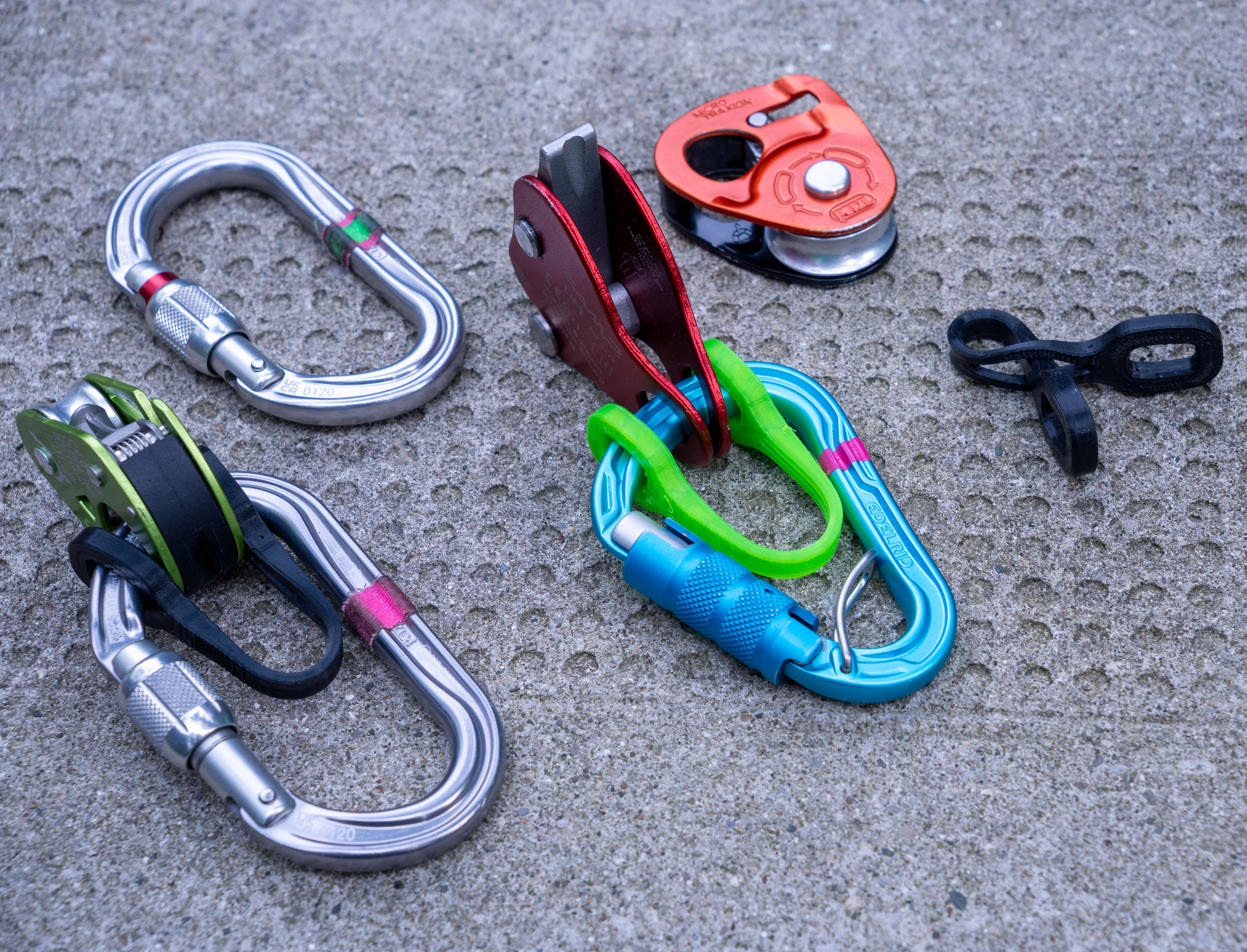 Carabiner Anti-Crossload Strap