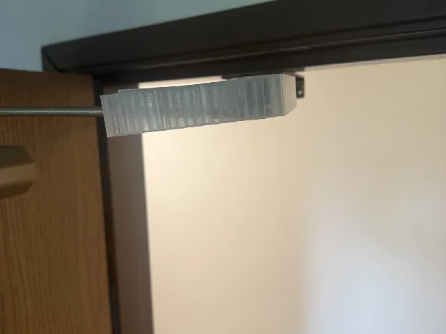 Strut door stopper