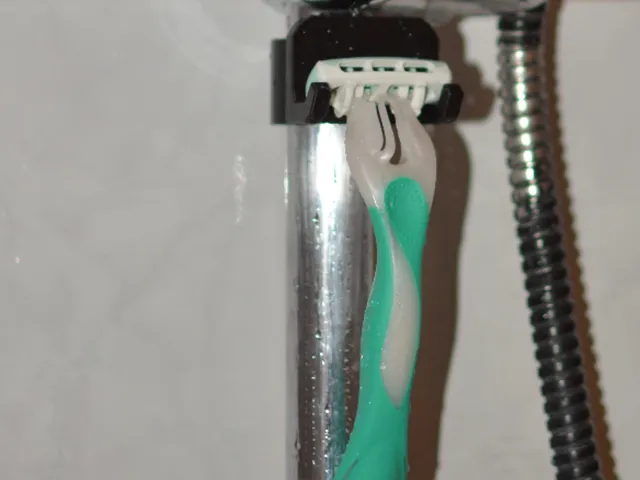 Razor Holder for Shower Rod / Pole