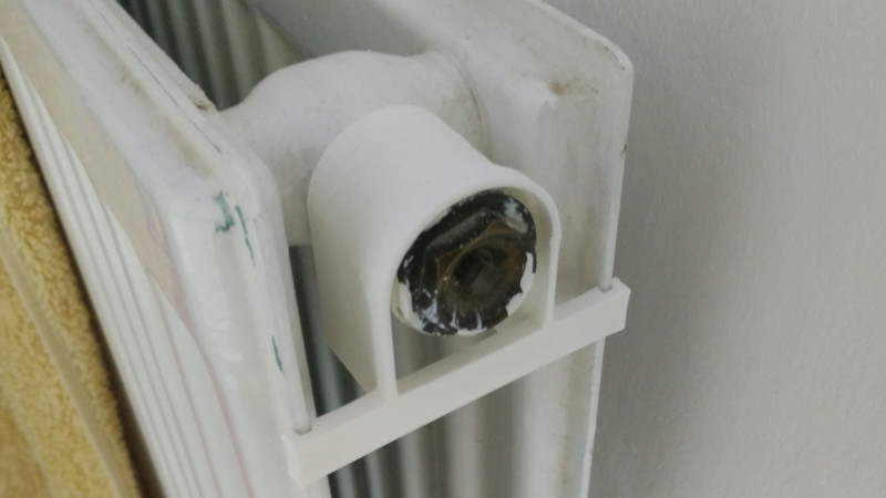 Attaching things to a heating radiator