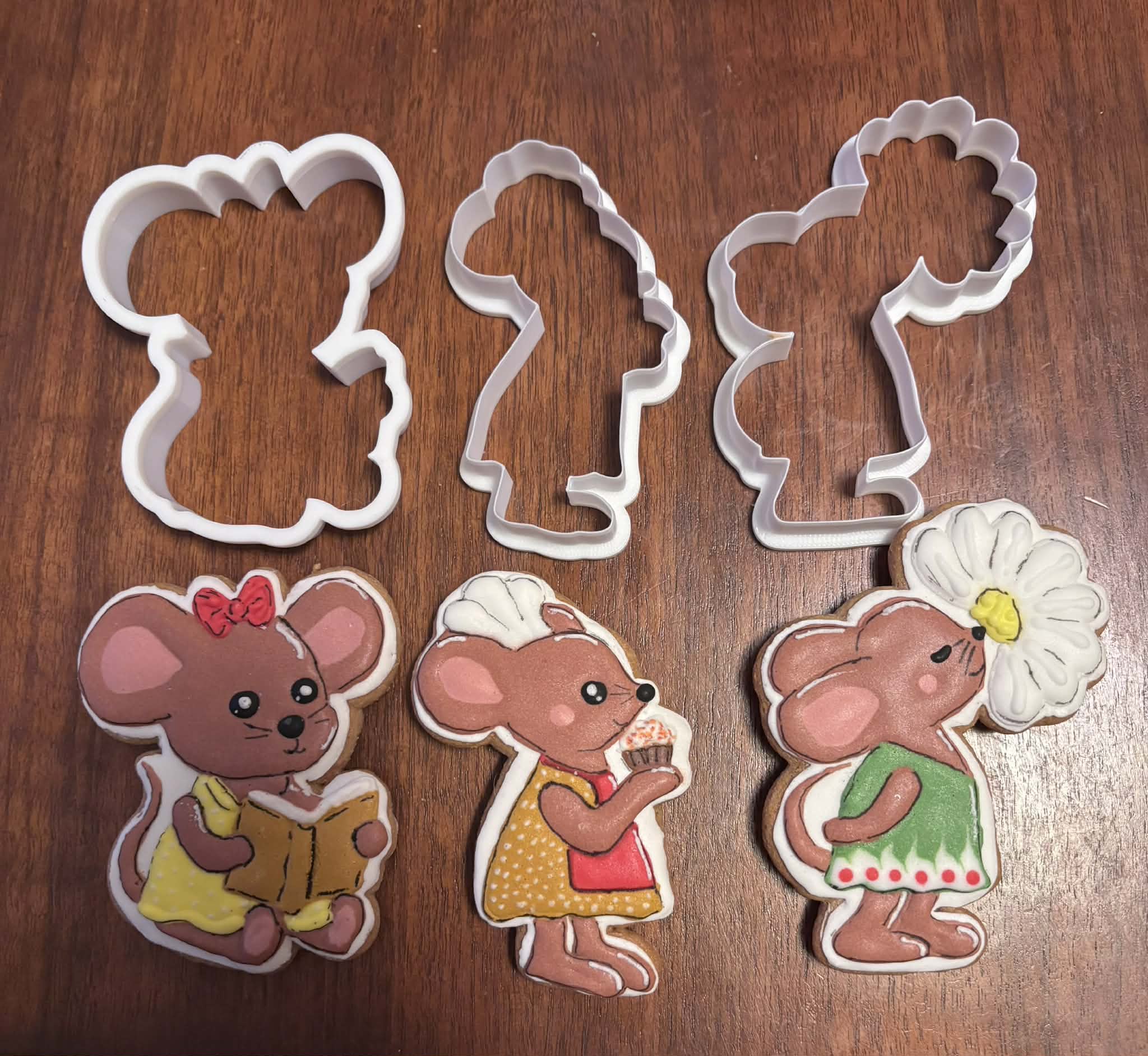Cookie cutters - Mouse theme (mouse with book, with flower, as cook)