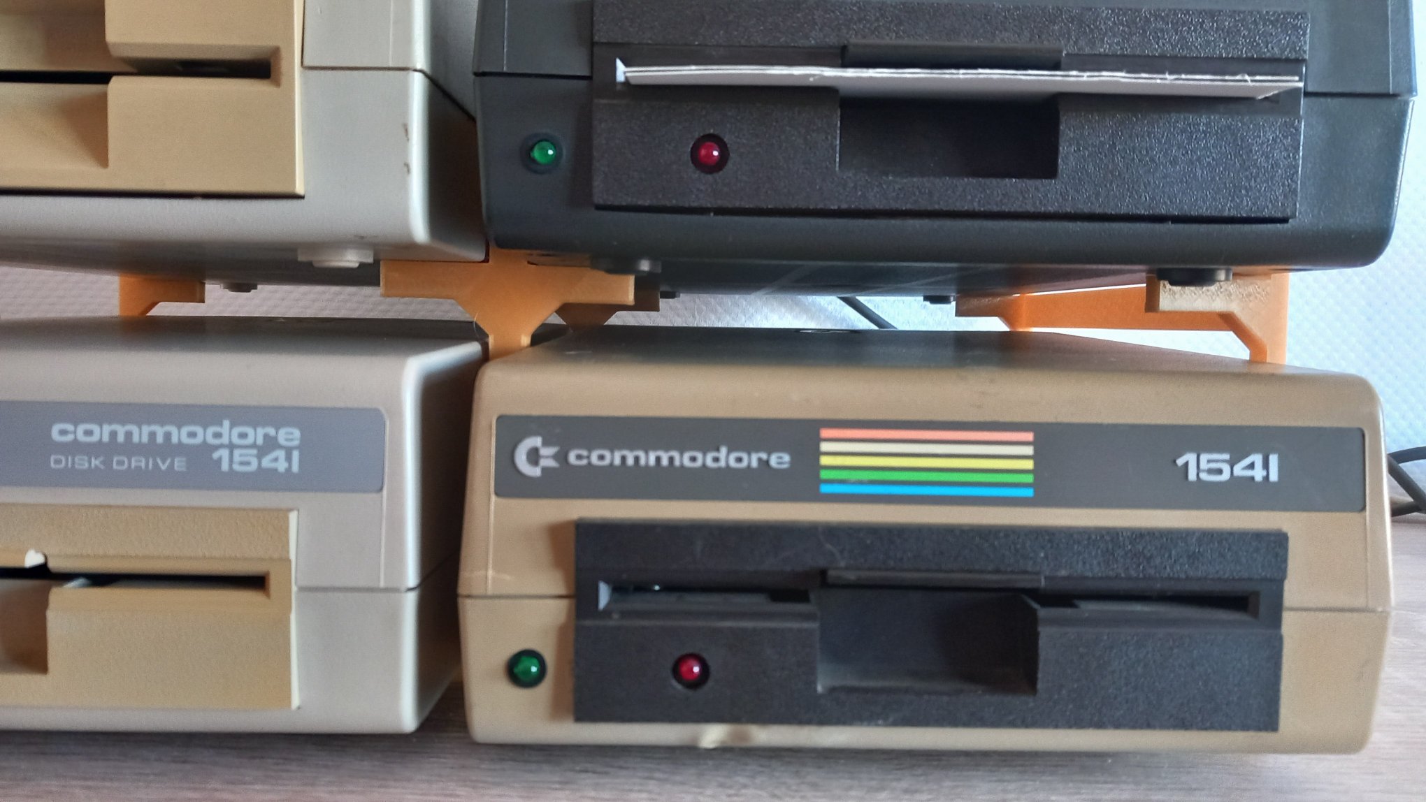 Commodore 1541 floppy drive stacking — miniatura 2