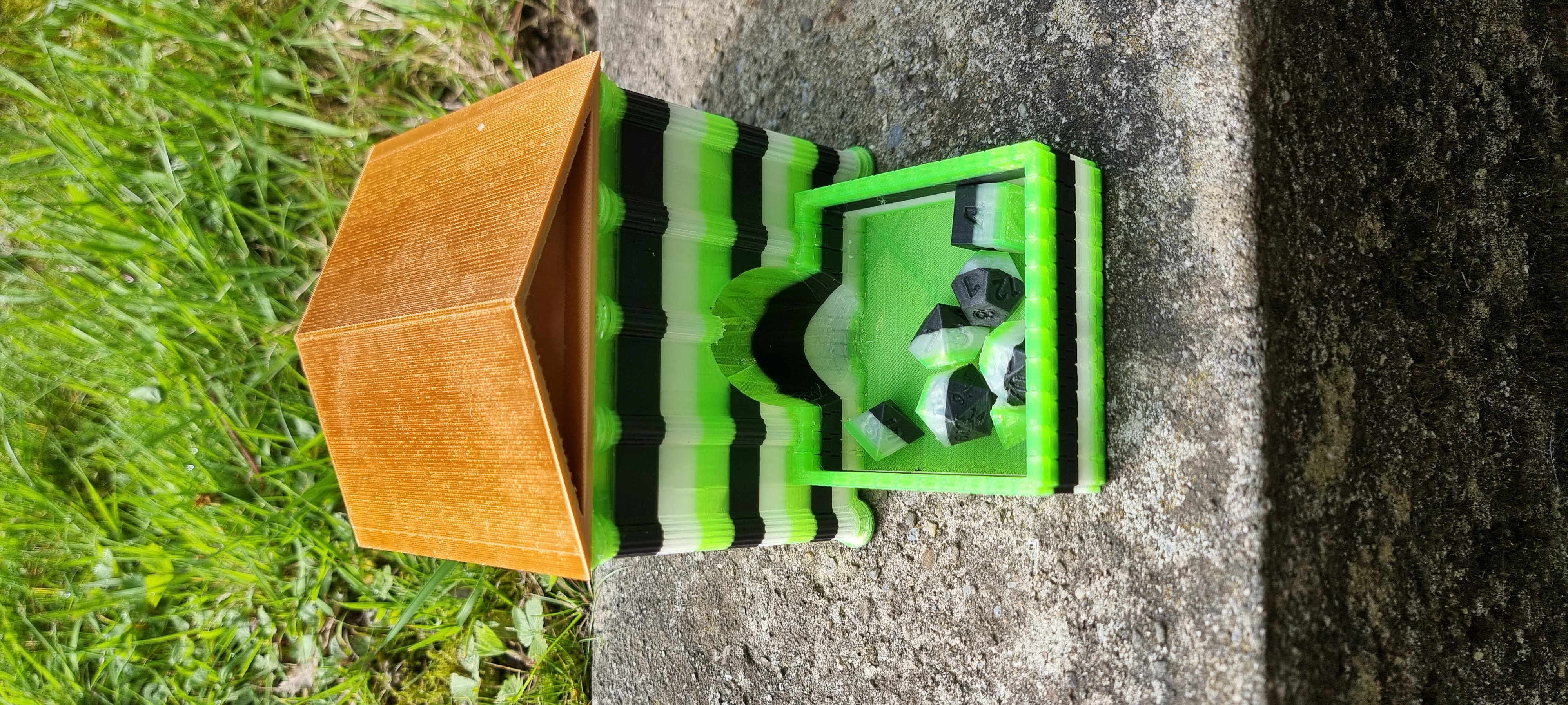Miniatura 5 do modelo 3D Dice tower with columns