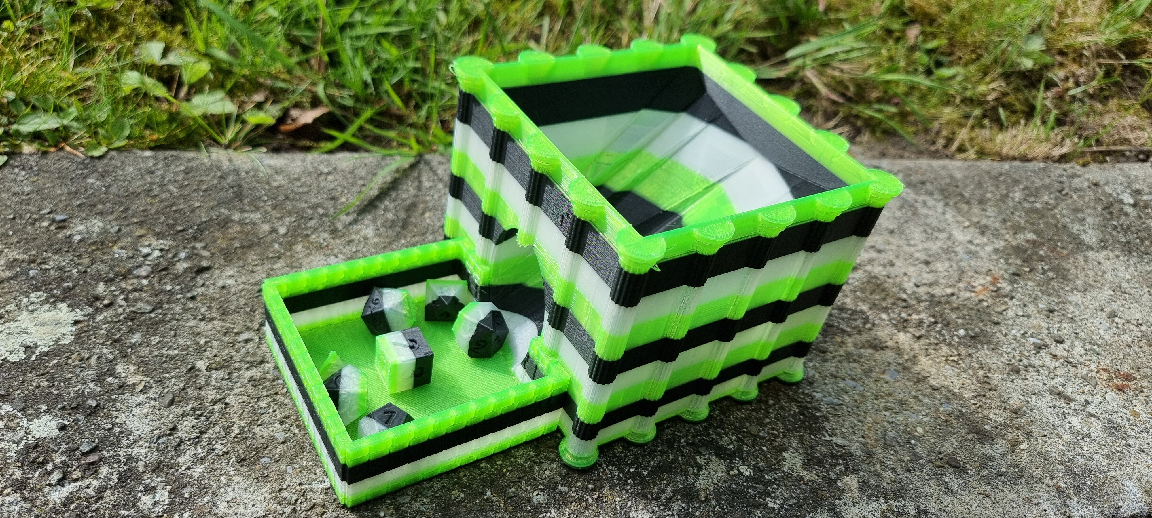Miniatura 4 do modelo 3D Dice tower with columns