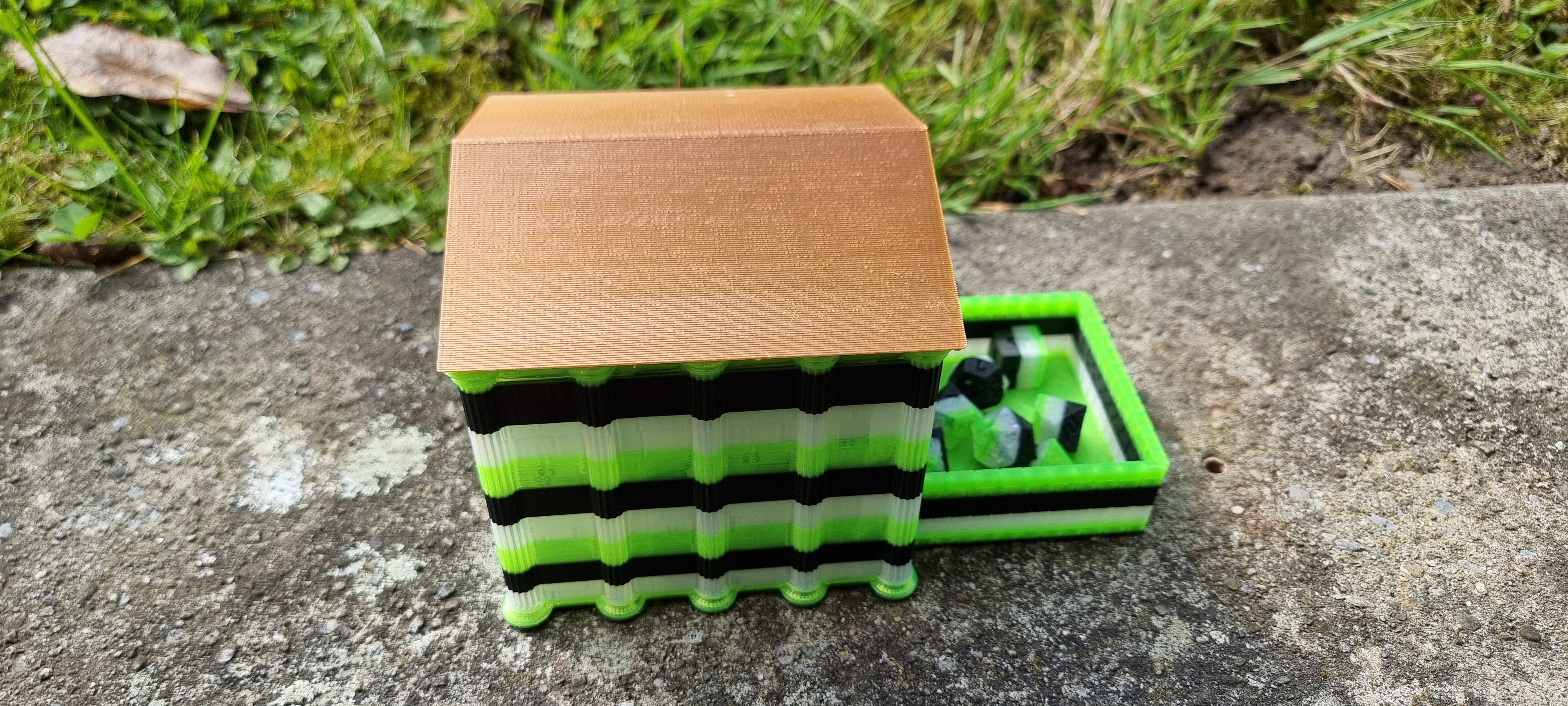 Miniatura 2 do modelo 3D Dice tower with columns